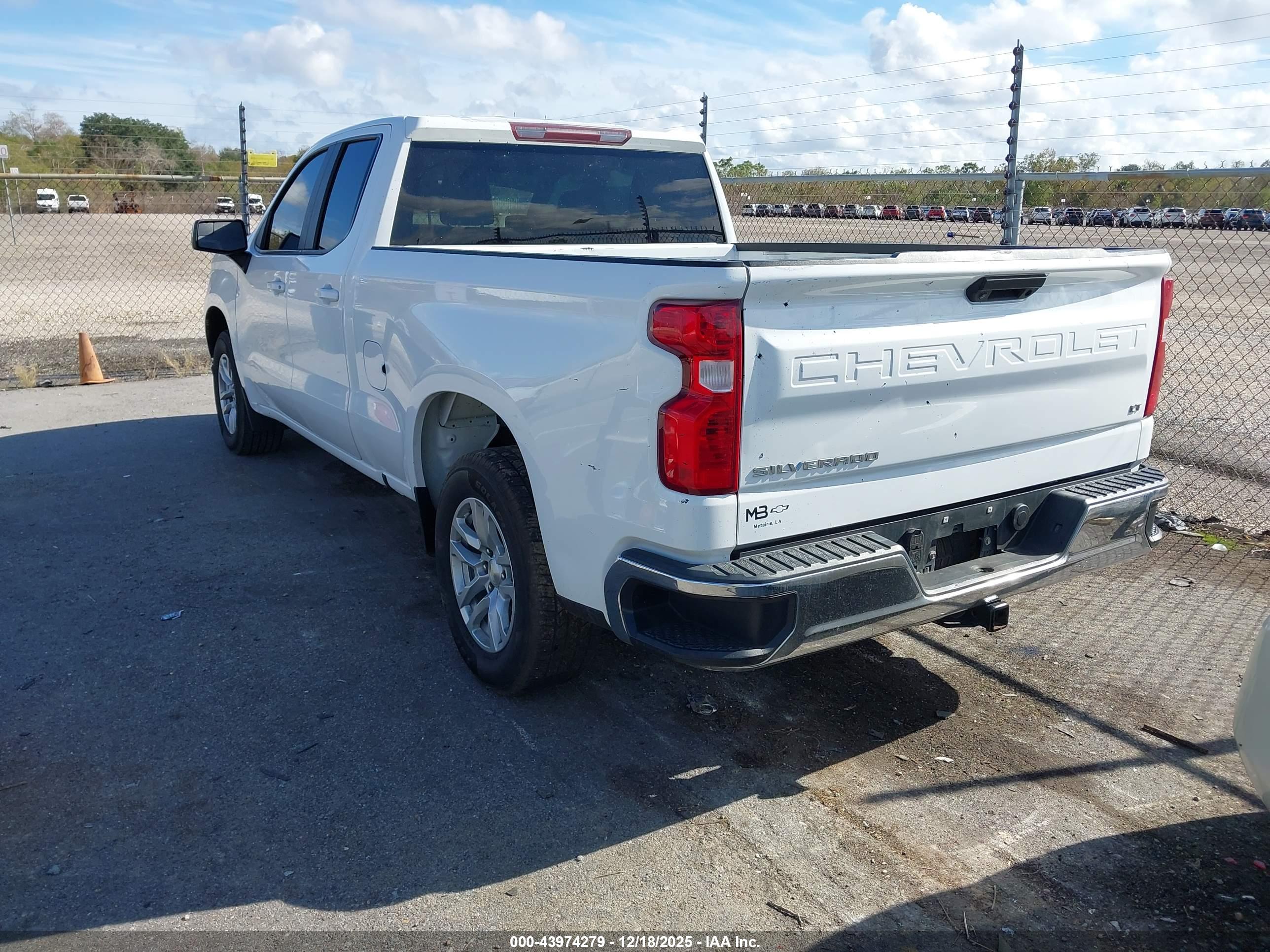CHEVROLET SILVERADO image 3
