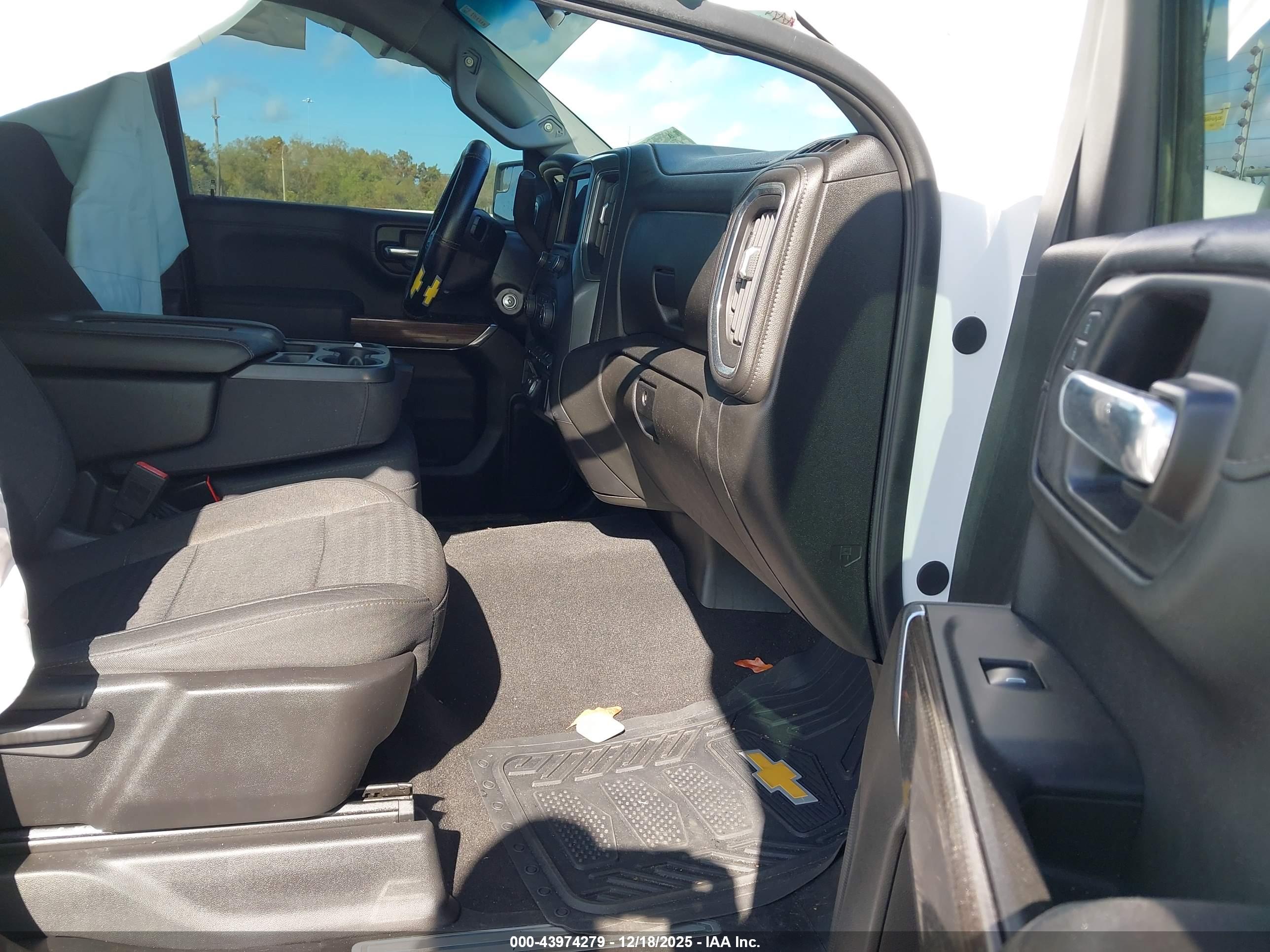 CHEVROLET SILVERADO image 5