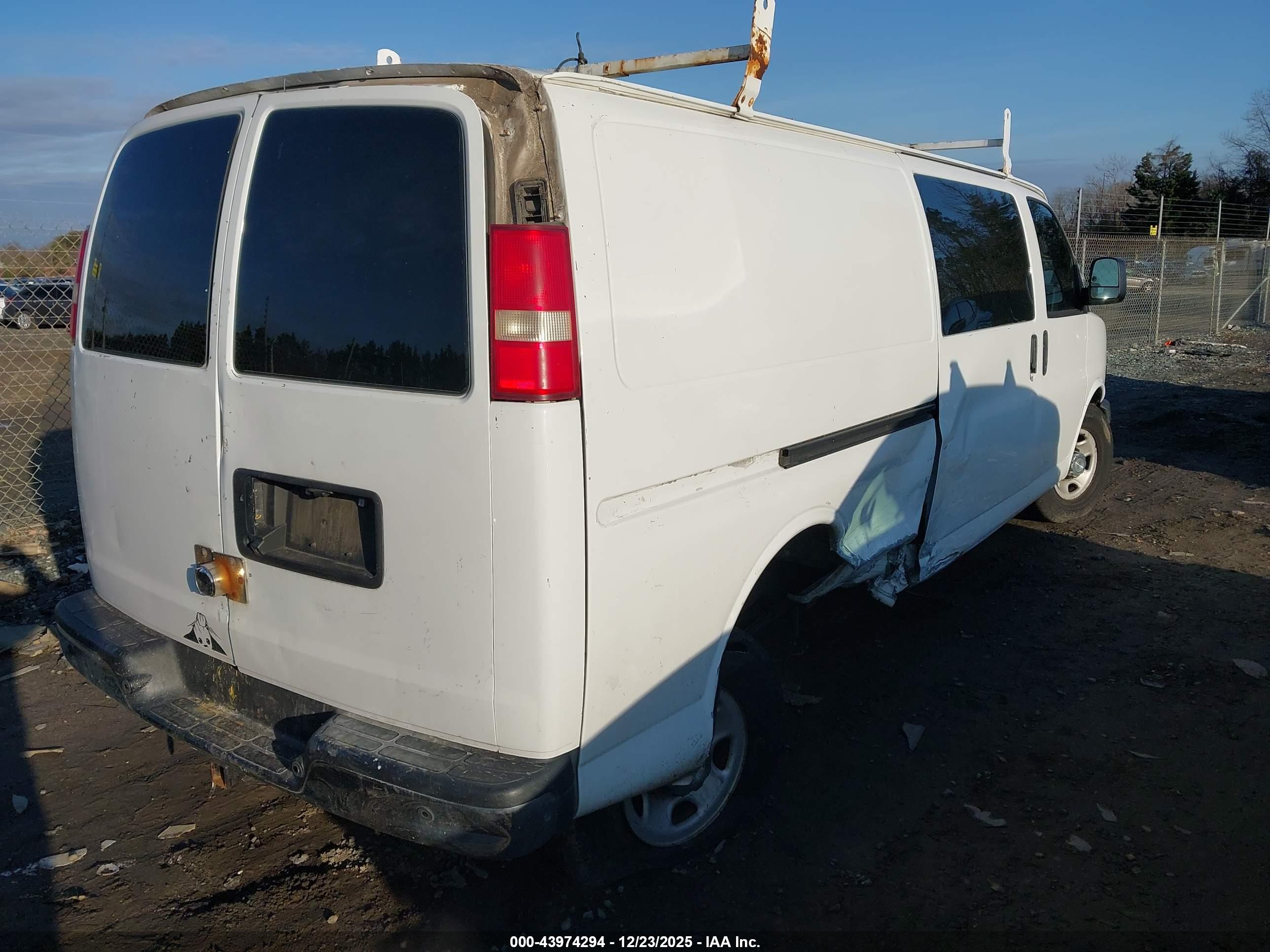 CHEVROLET EXPRESS image 4
