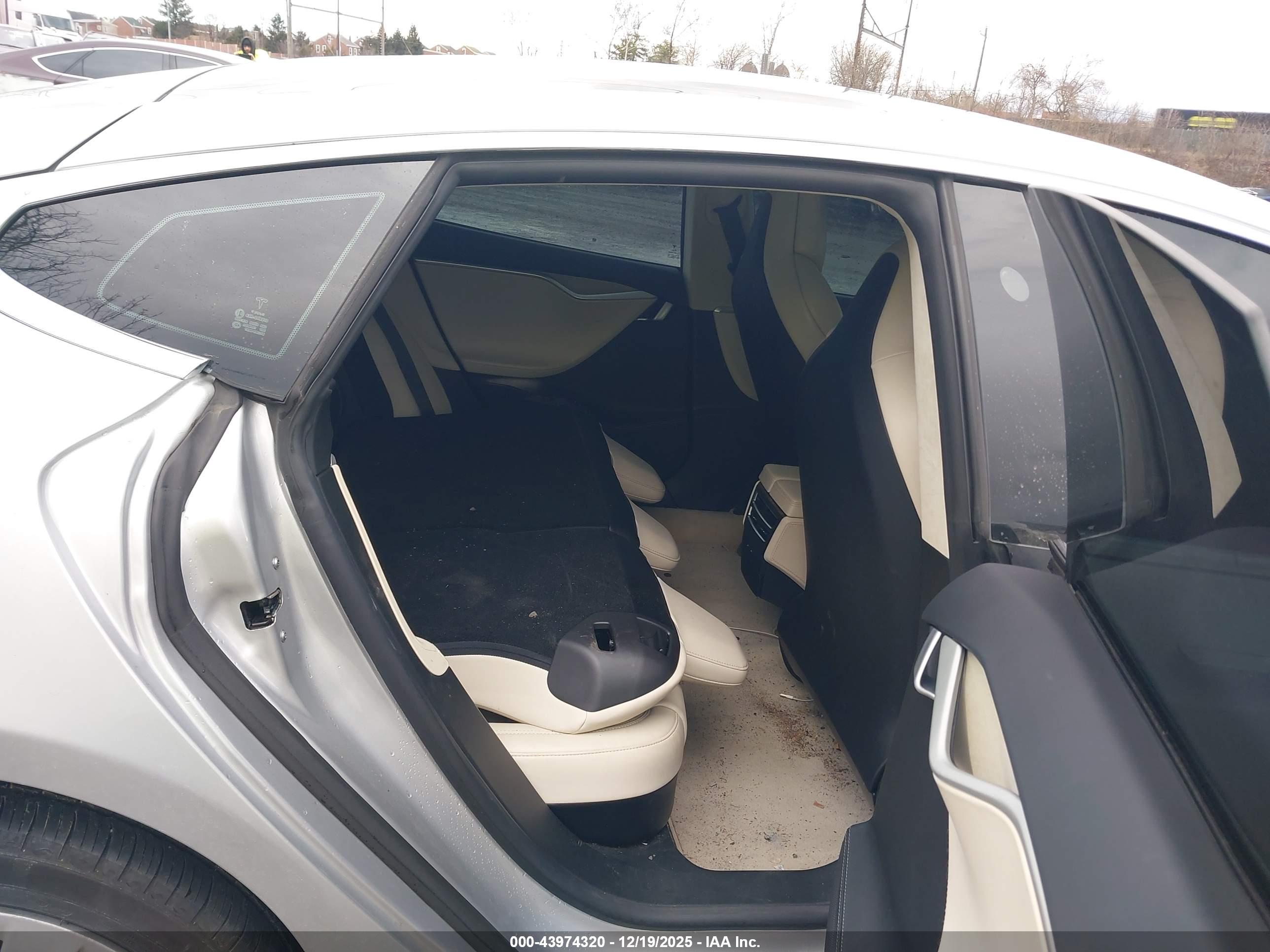 TESLA MODEL image 8
