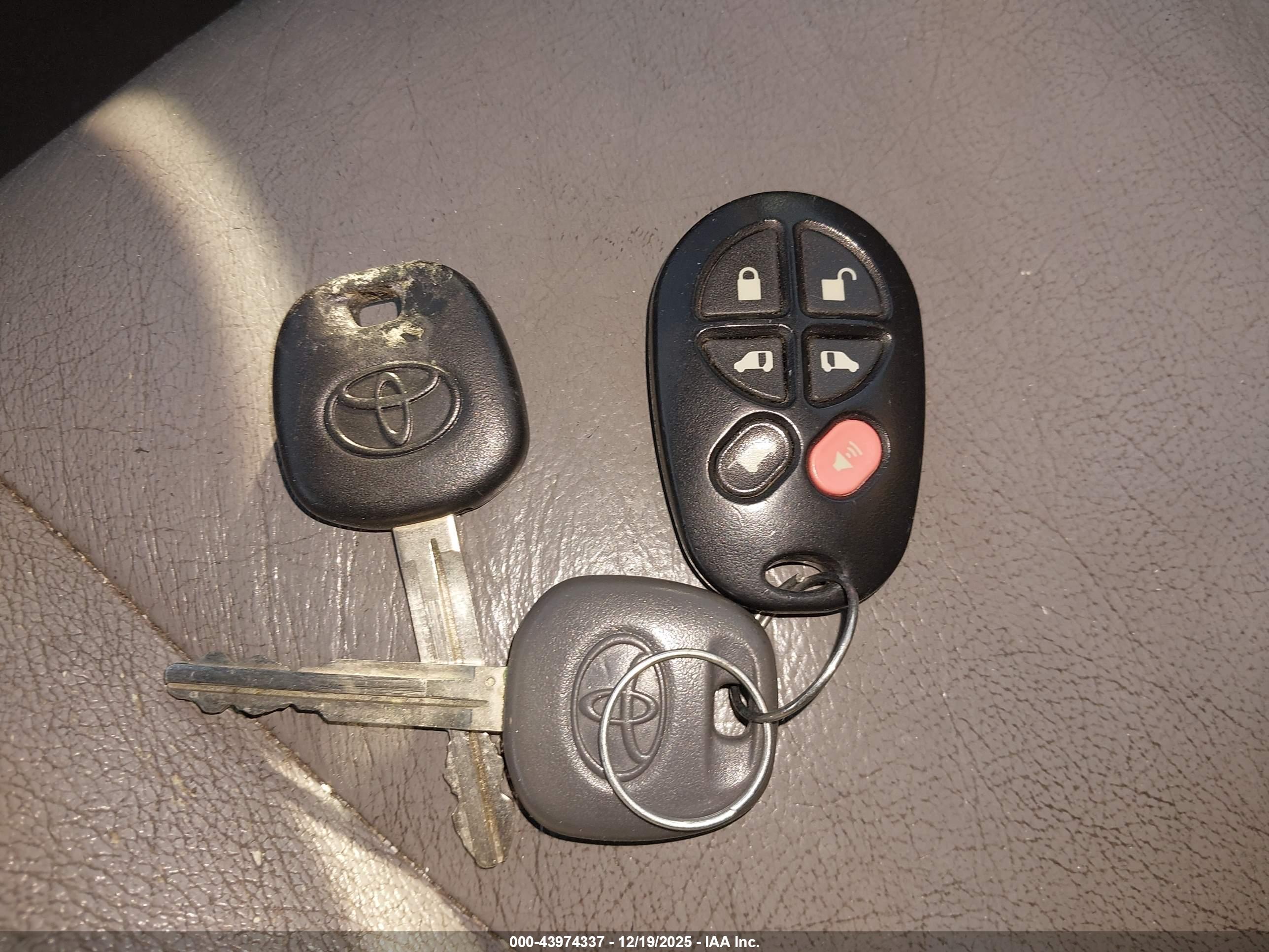 TOYOTA SIENNA image 11