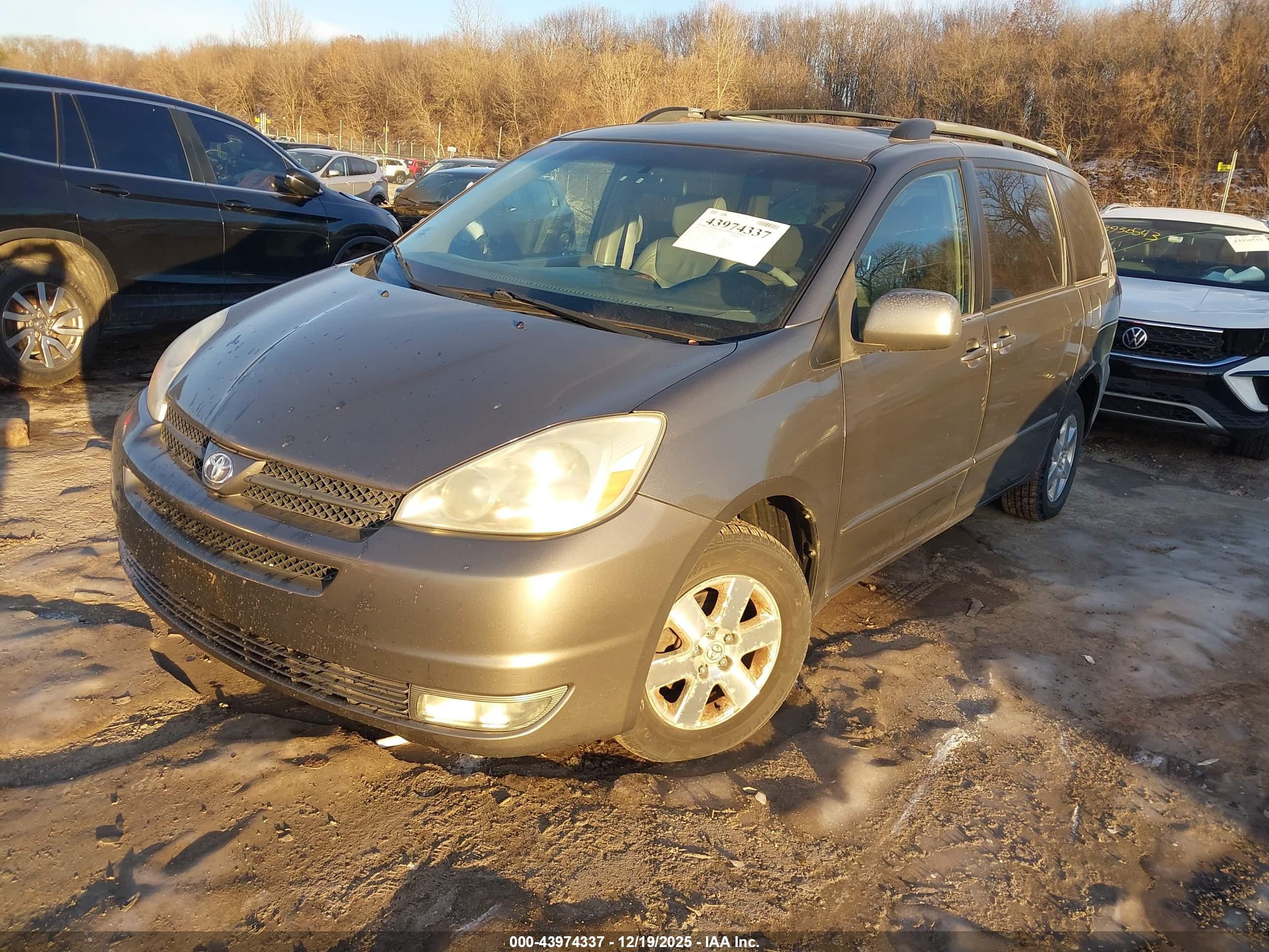 TOYOTA SIENNA image 2