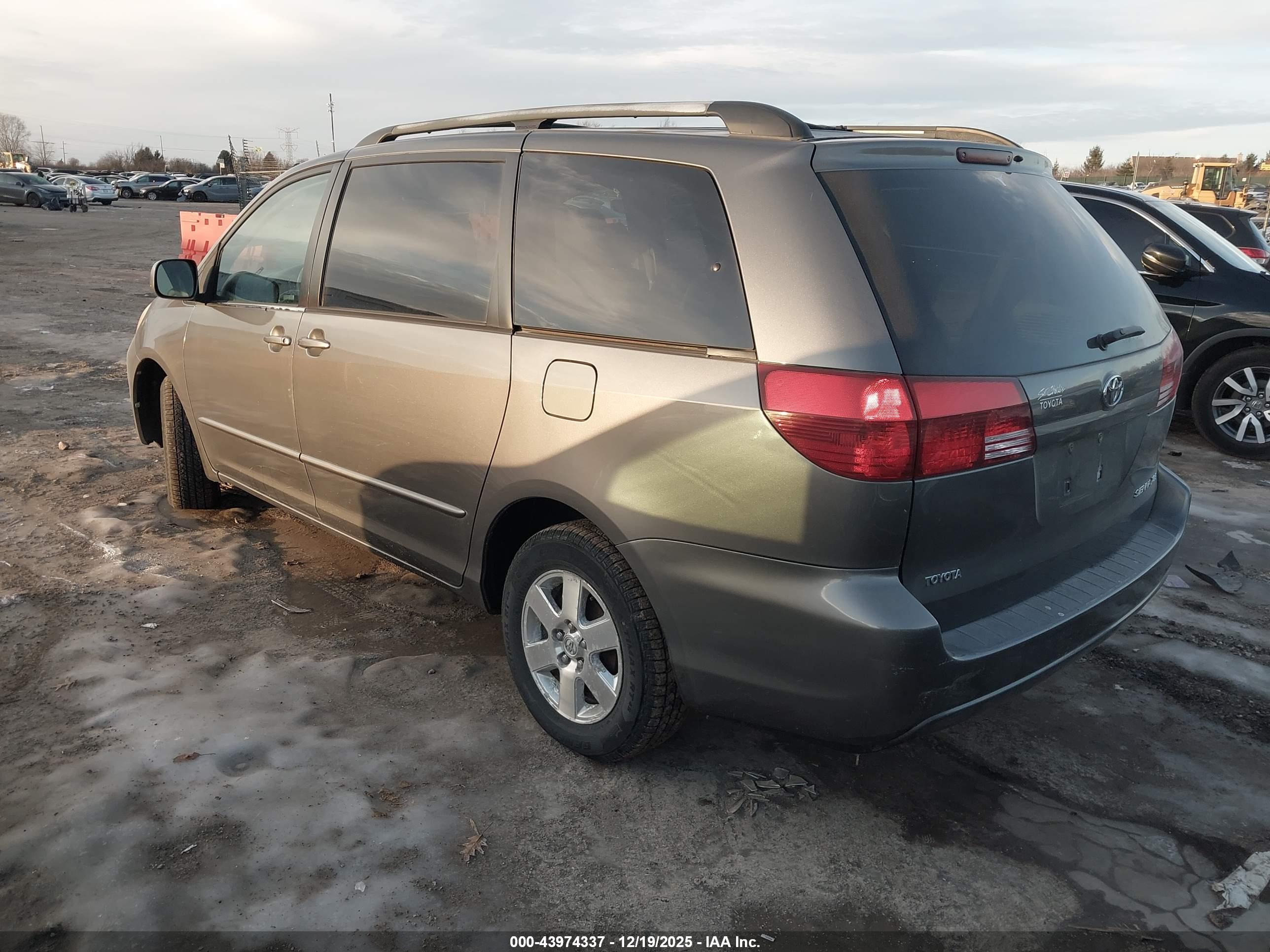 TOYOTA SIENNA image 3