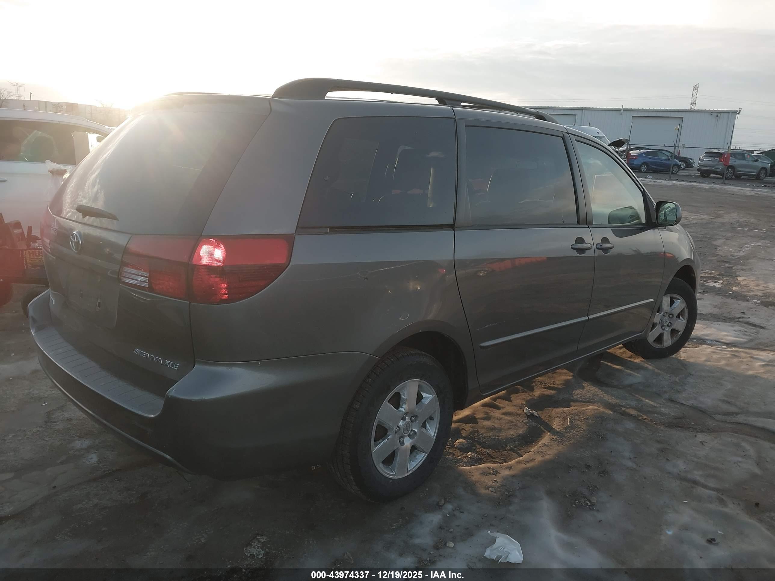 TOYOTA SIENNA image 4