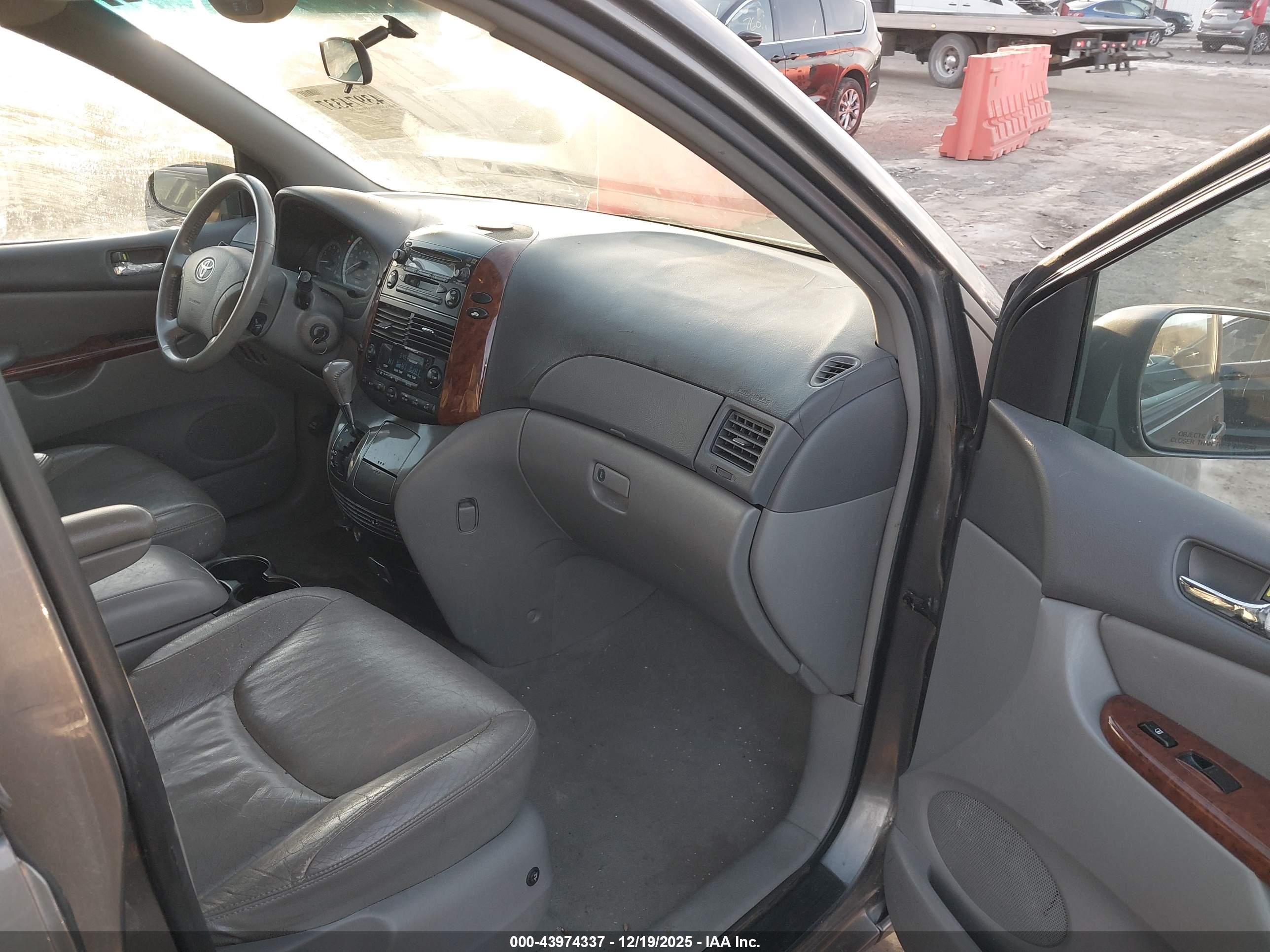 TOYOTA SIENNA image 5