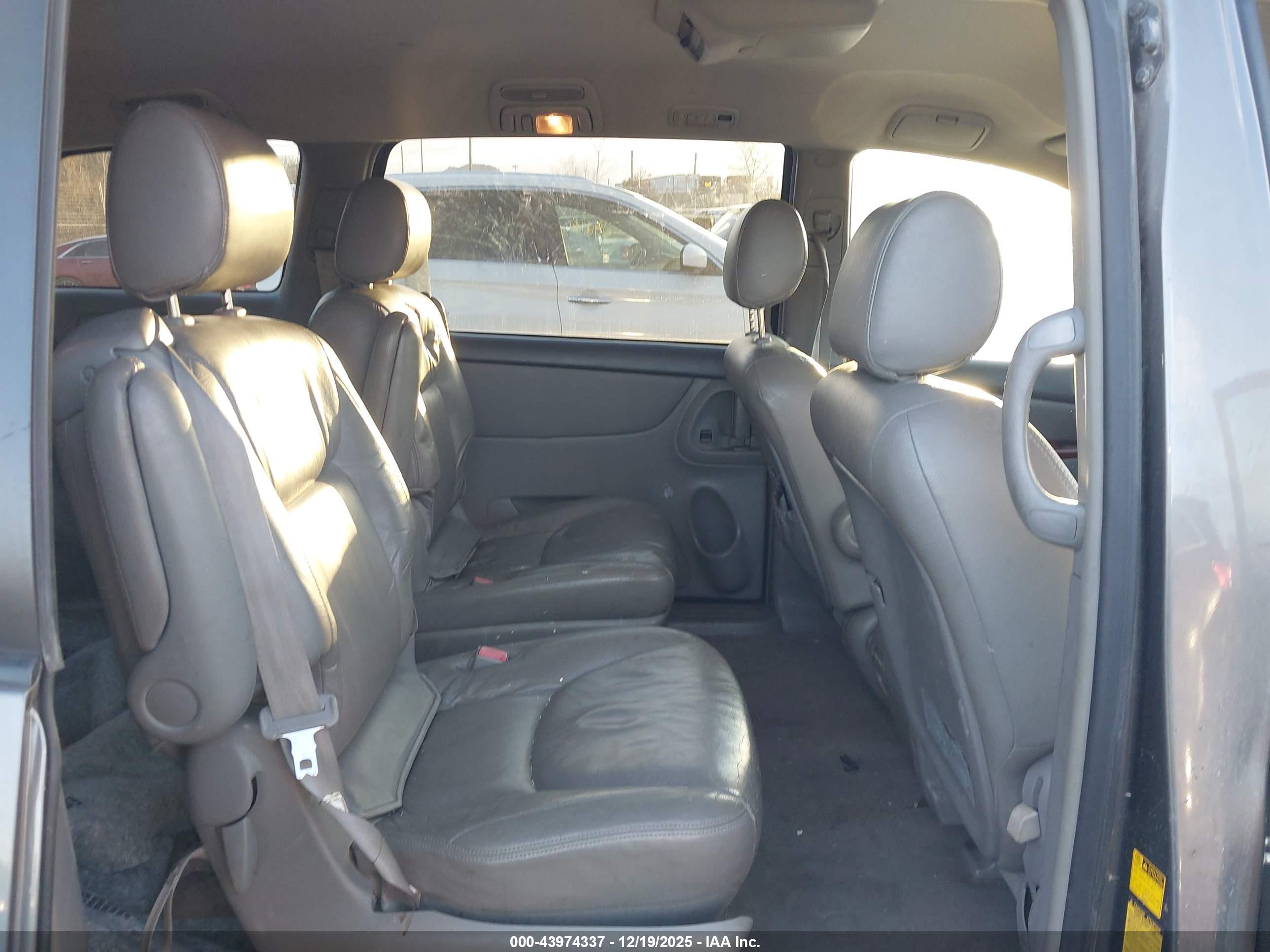 TOYOTA SIENNA image 8