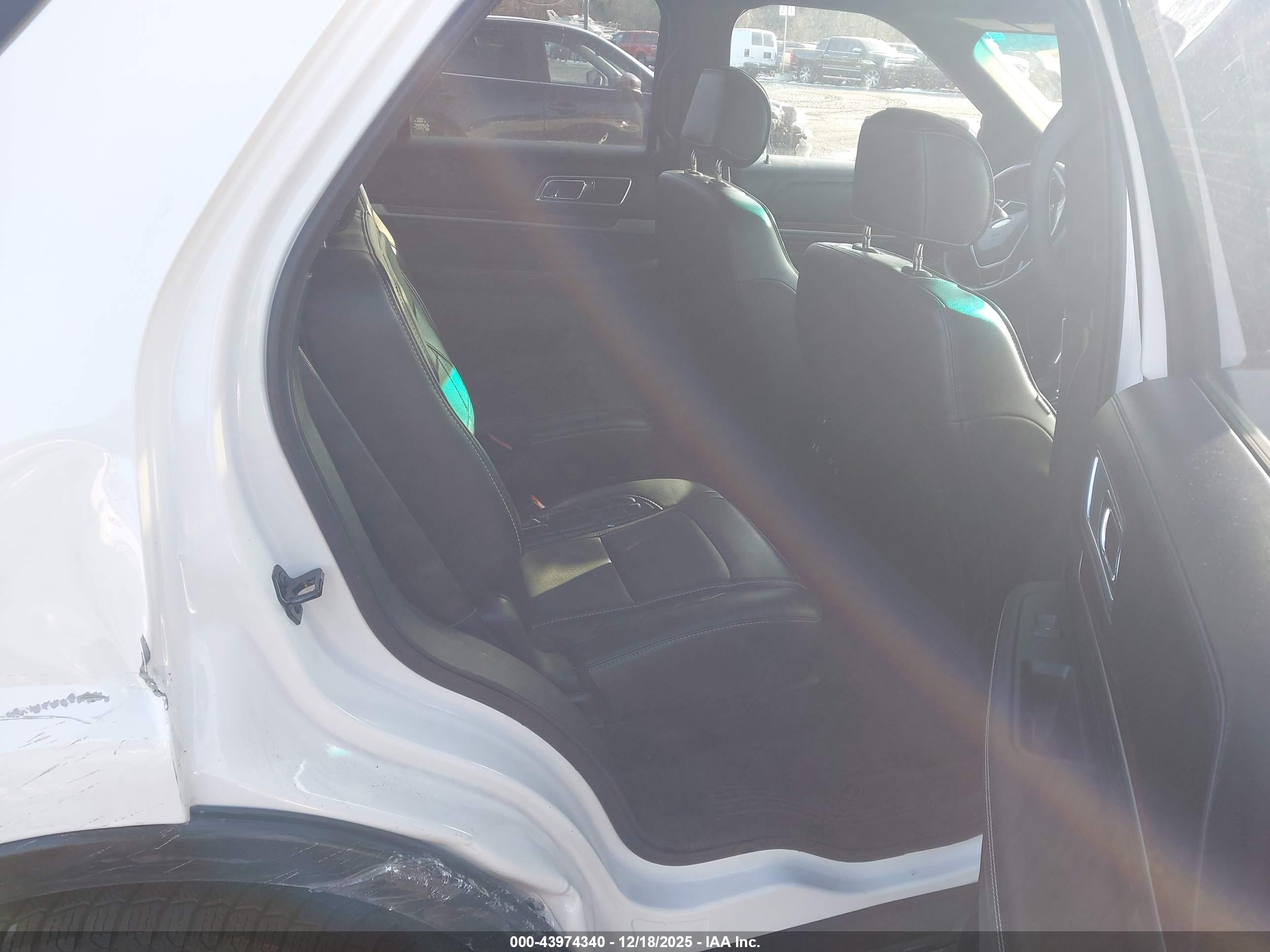 FORD EXPLORER image 8