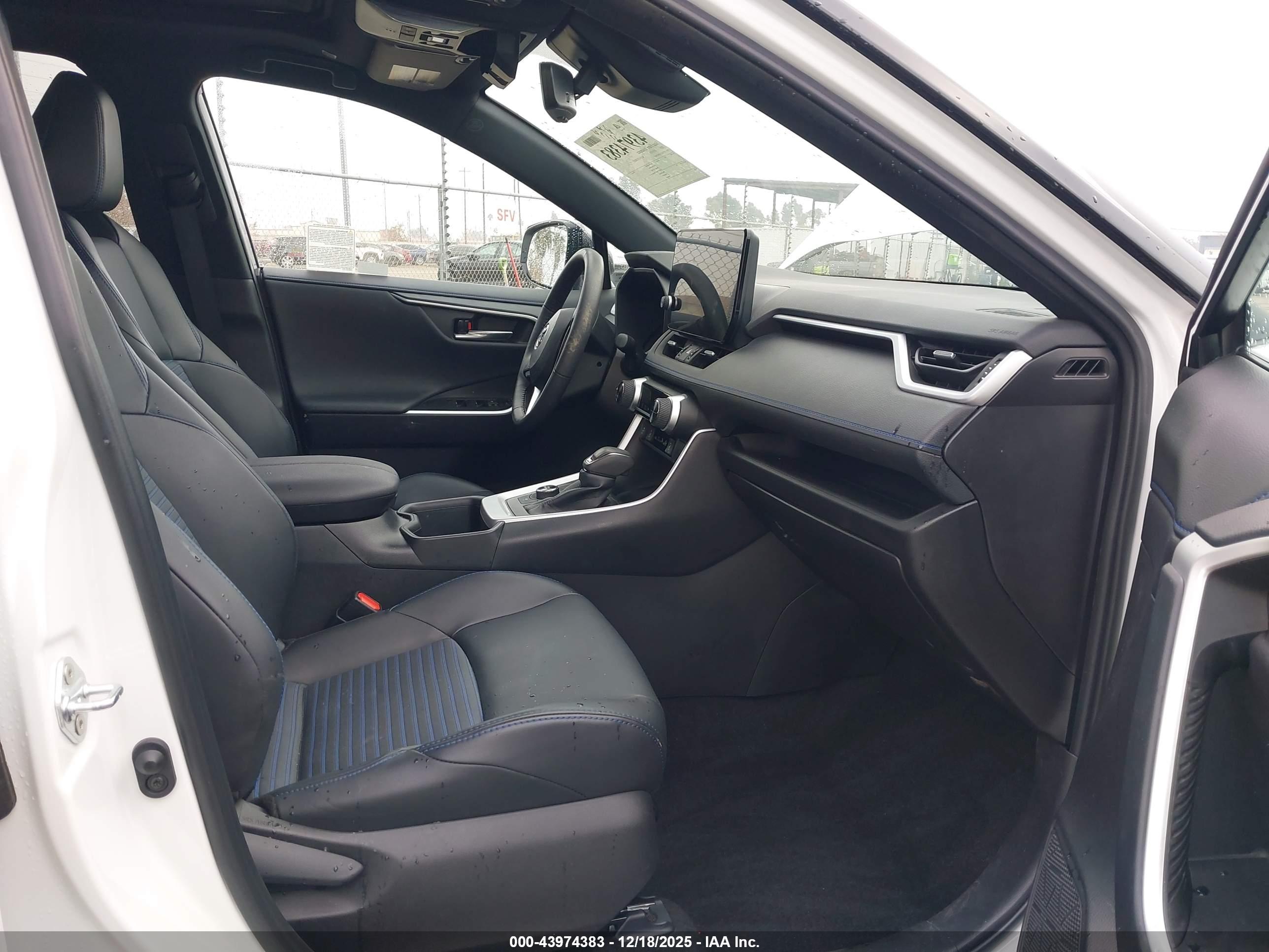 TOYOTA RAV4 image 5