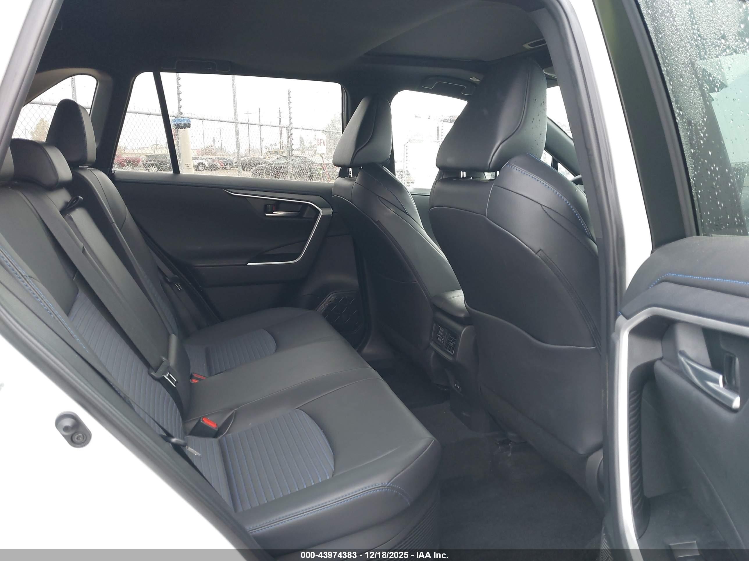 TOYOTA RAV4 image 8