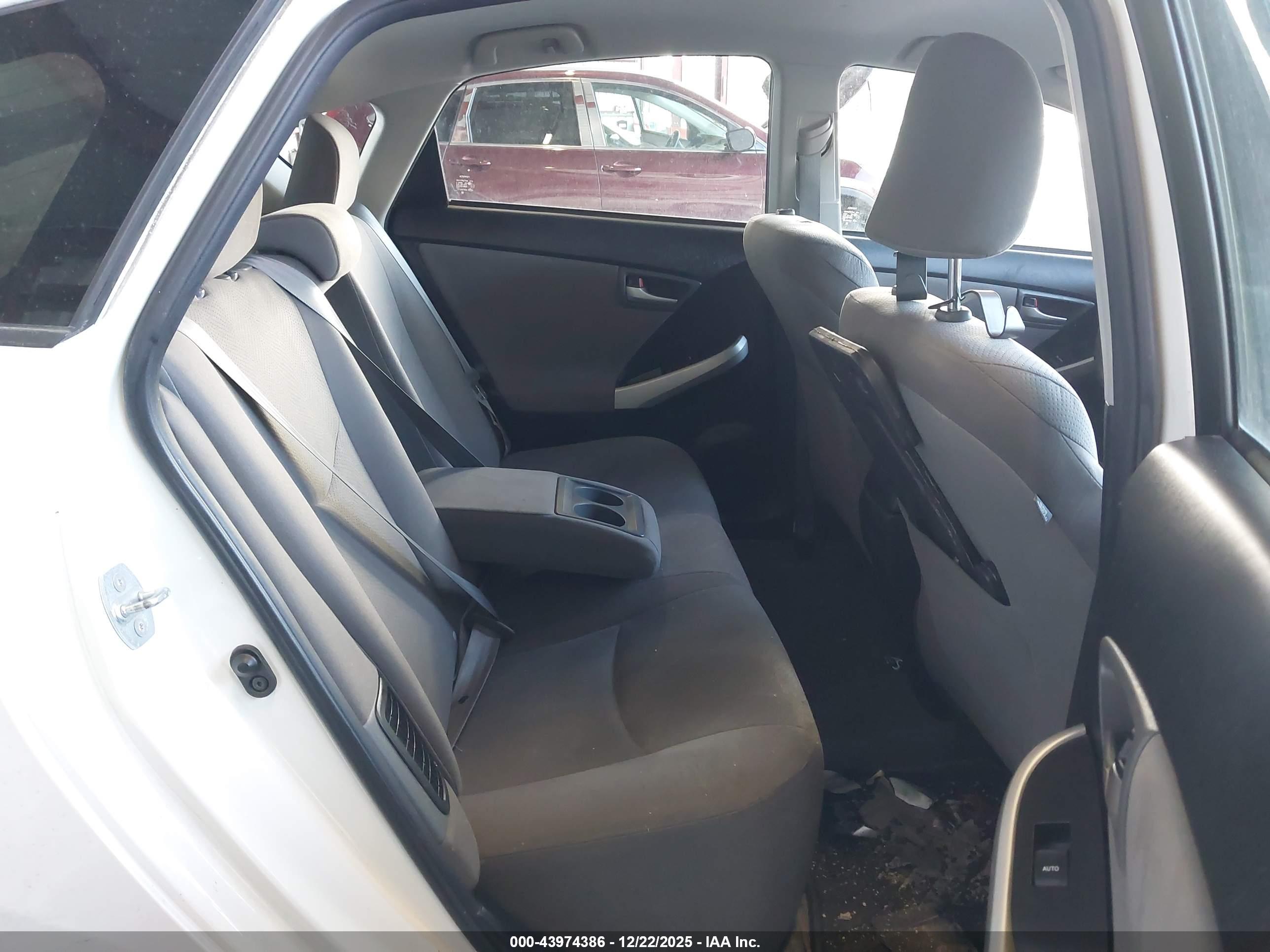 TOYOTA PRIUS image 8