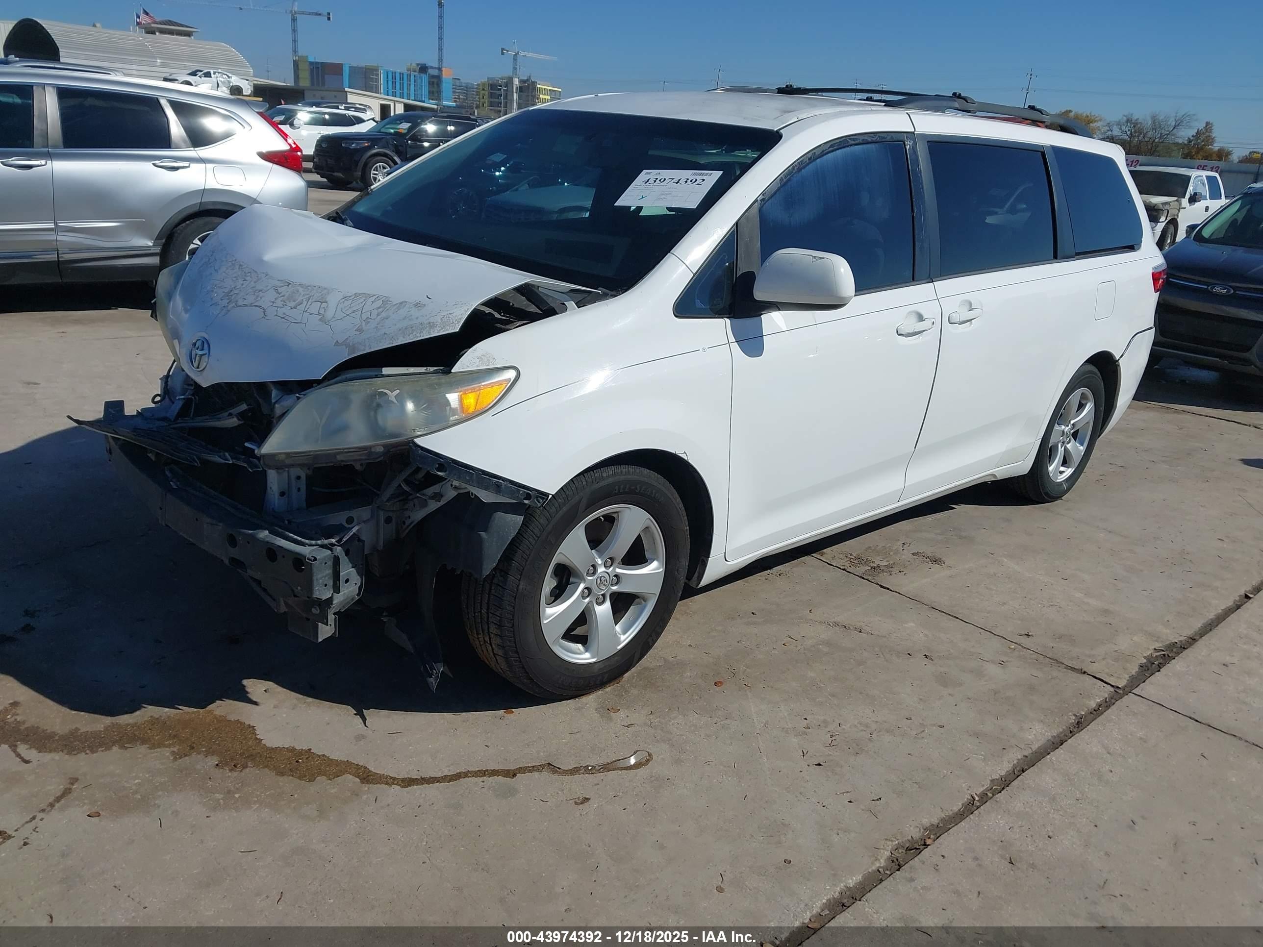 TOYOTA SIENNA image 2