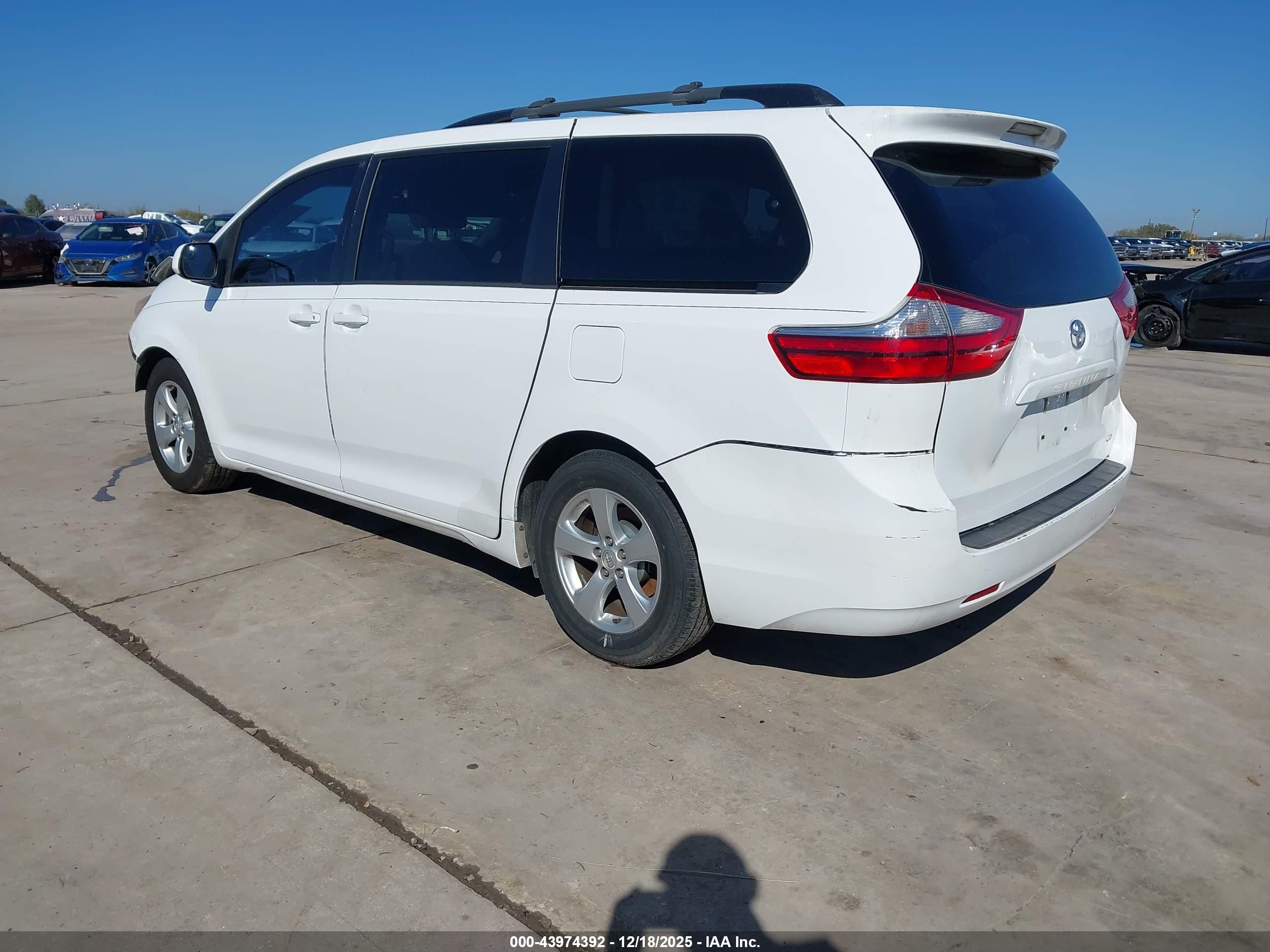 TOYOTA SIENNA image 3