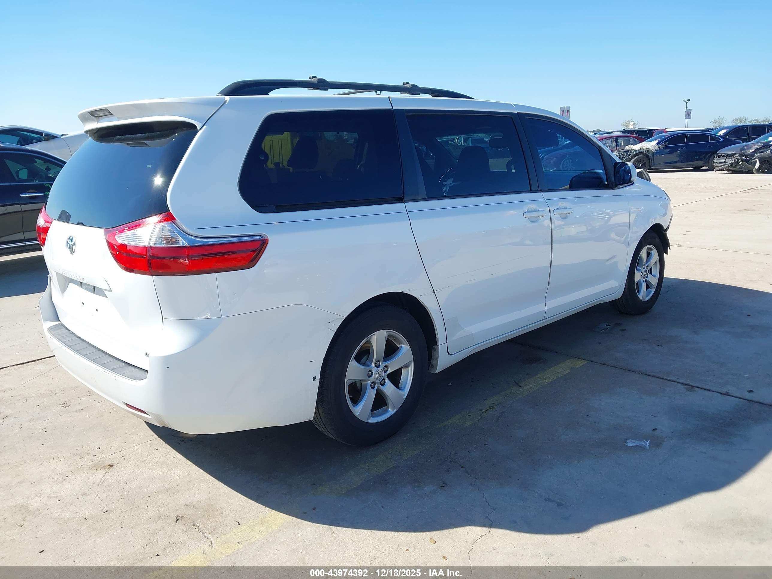TOYOTA SIENNA image 4