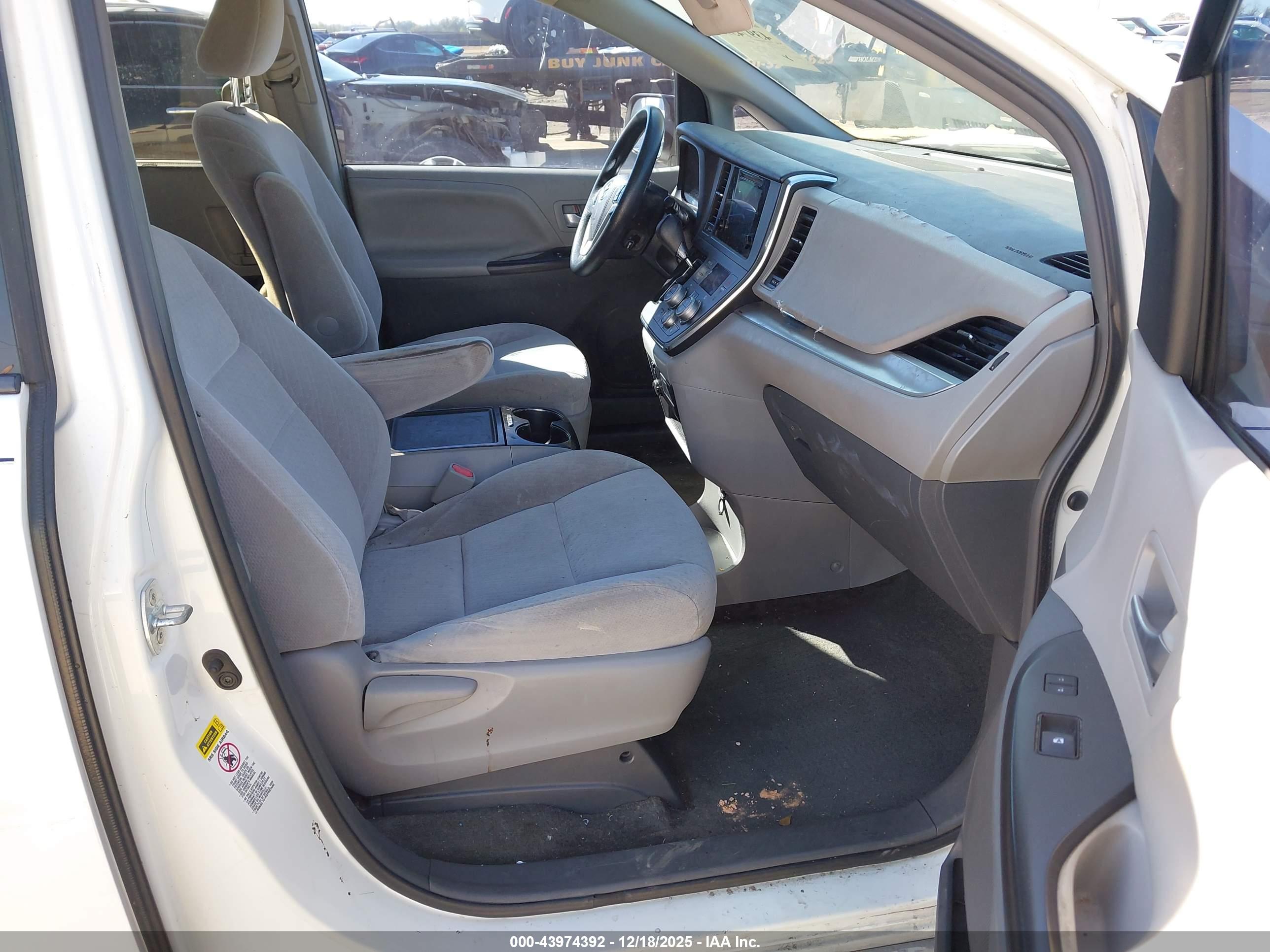 TOYOTA SIENNA image 5