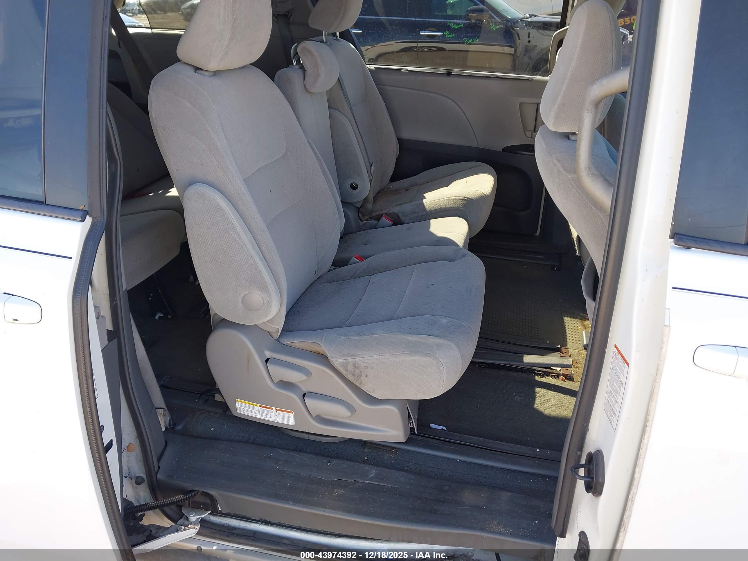 TOYOTA SIENNA image 8
