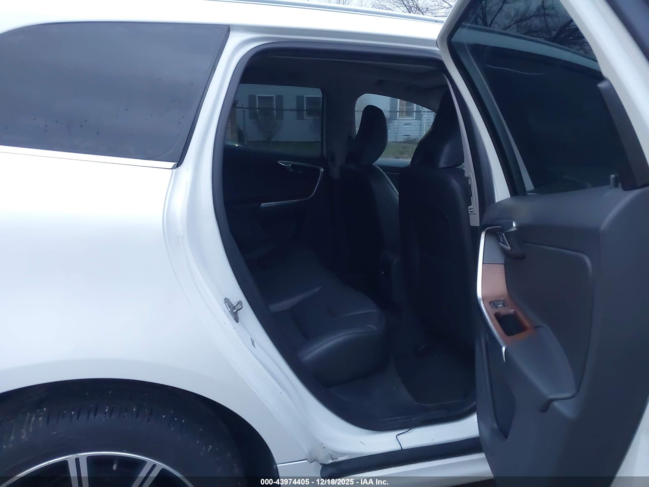 VOLVO XC60 image 8