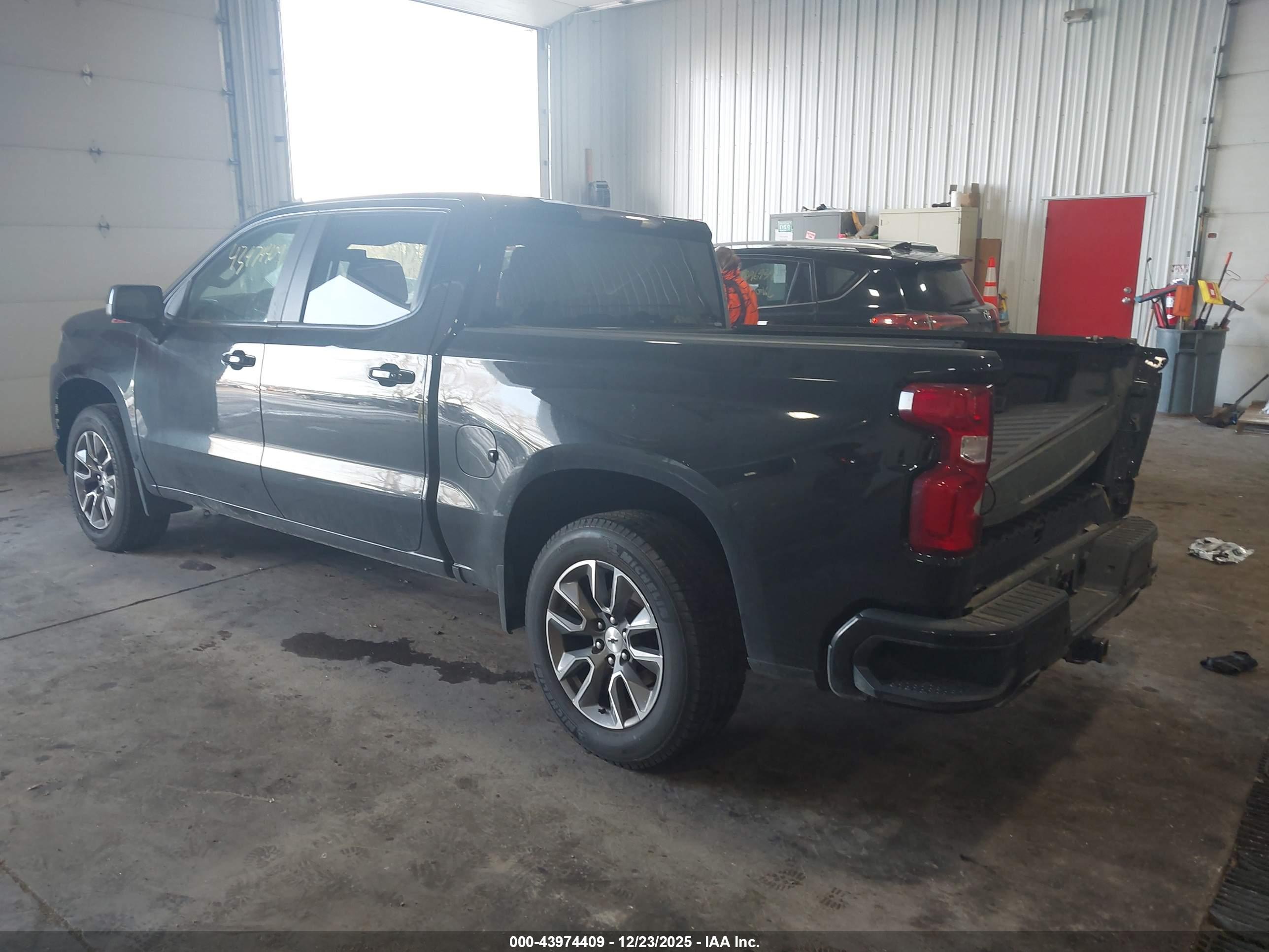 CHEVROLET SILVERADO image 3