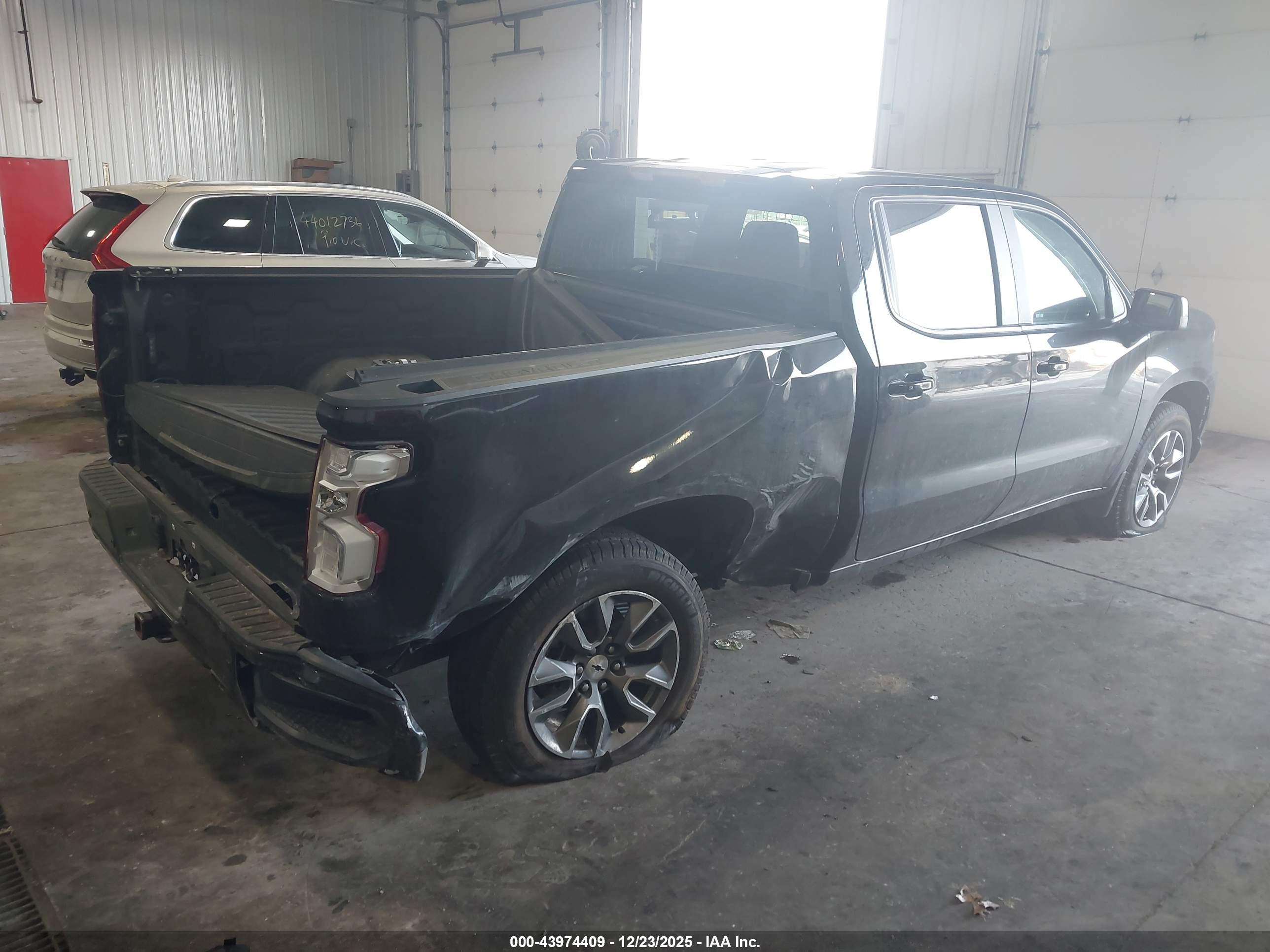 CHEVROLET SILVERADO image 4