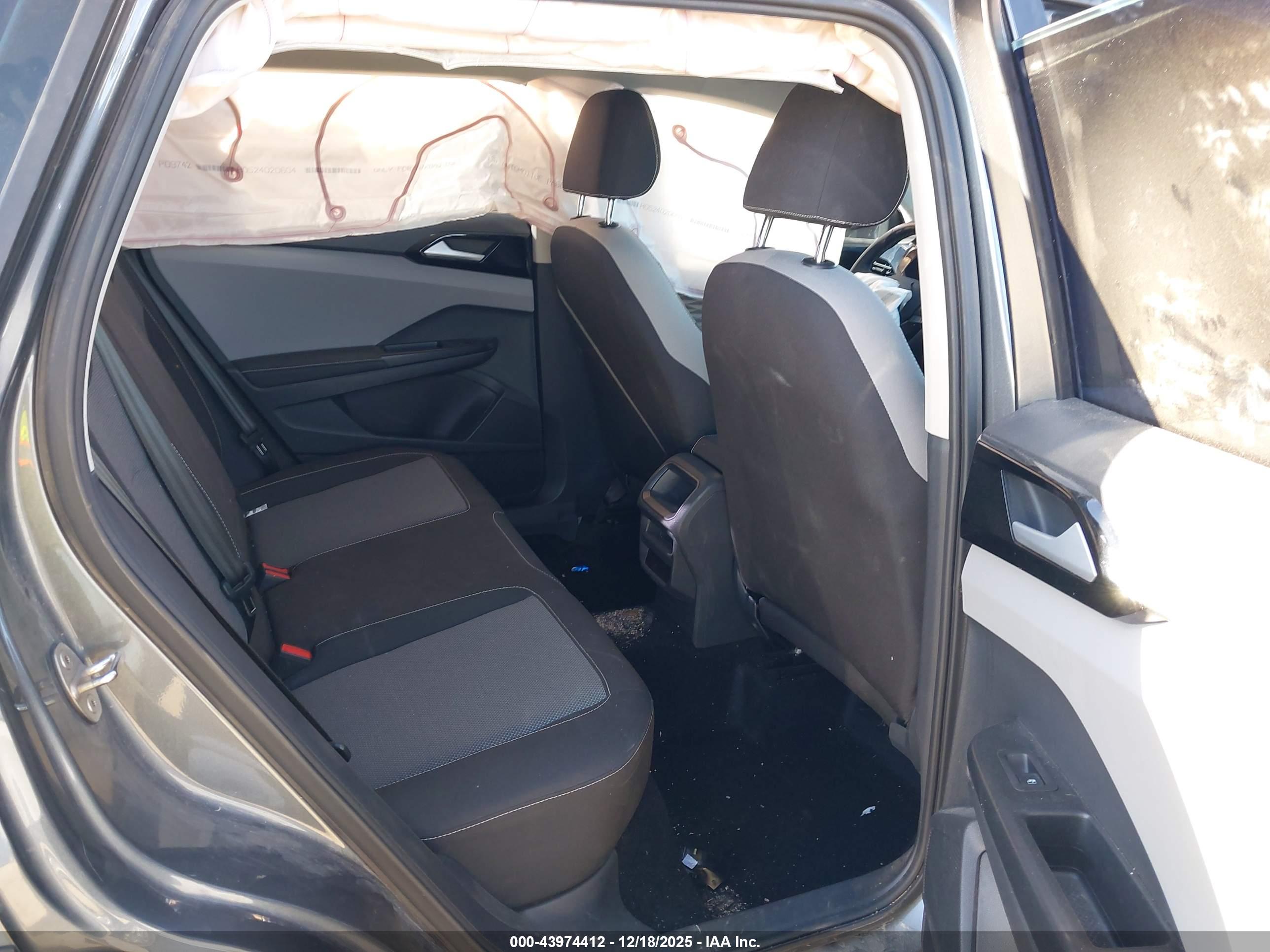 VOLKSWAGEN TAOS image 8