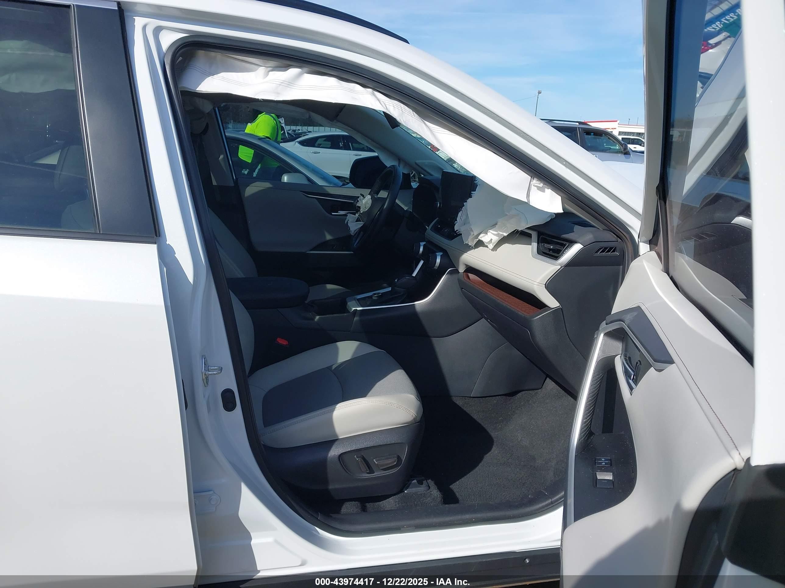 TOYOTA RAV4 image 5