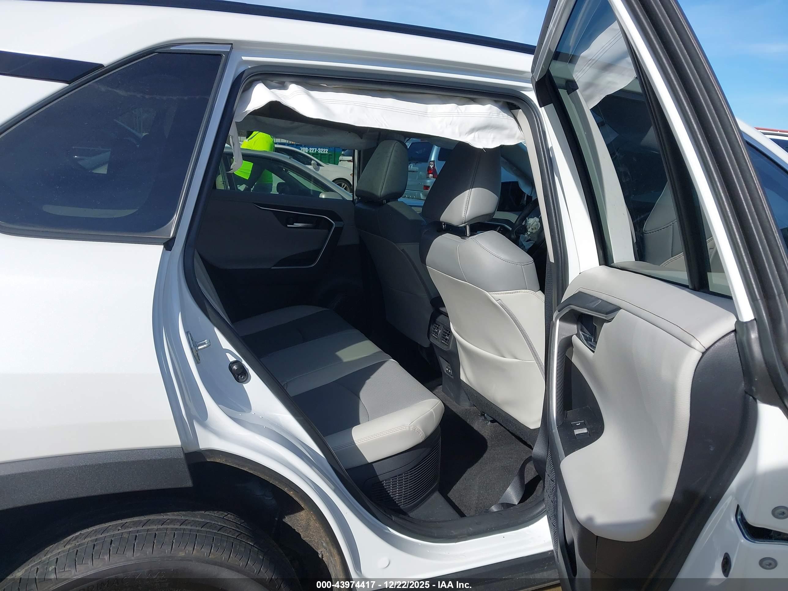 TOYOTA RAV4 image 8