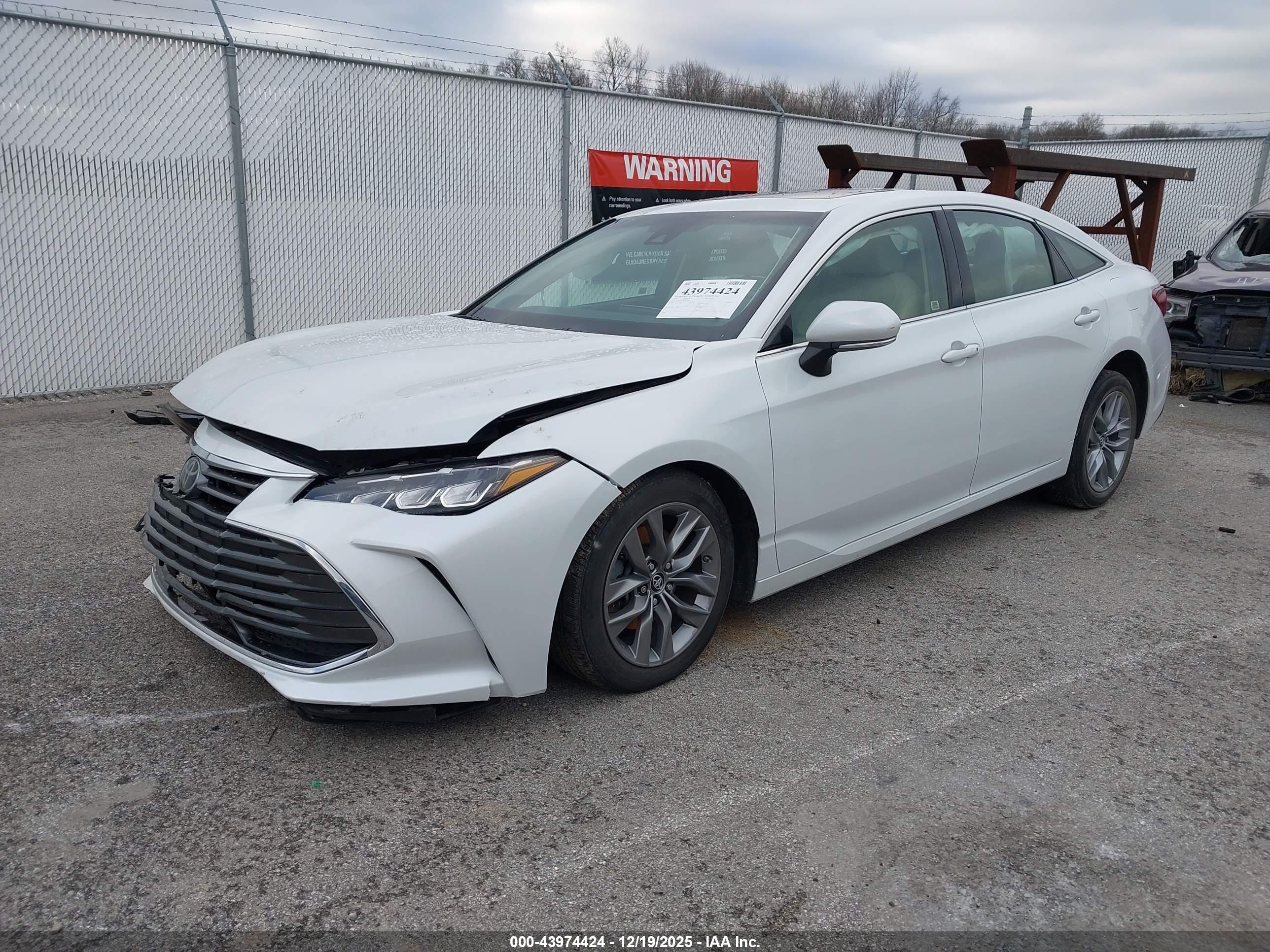 TOYOTA AVALON image 2