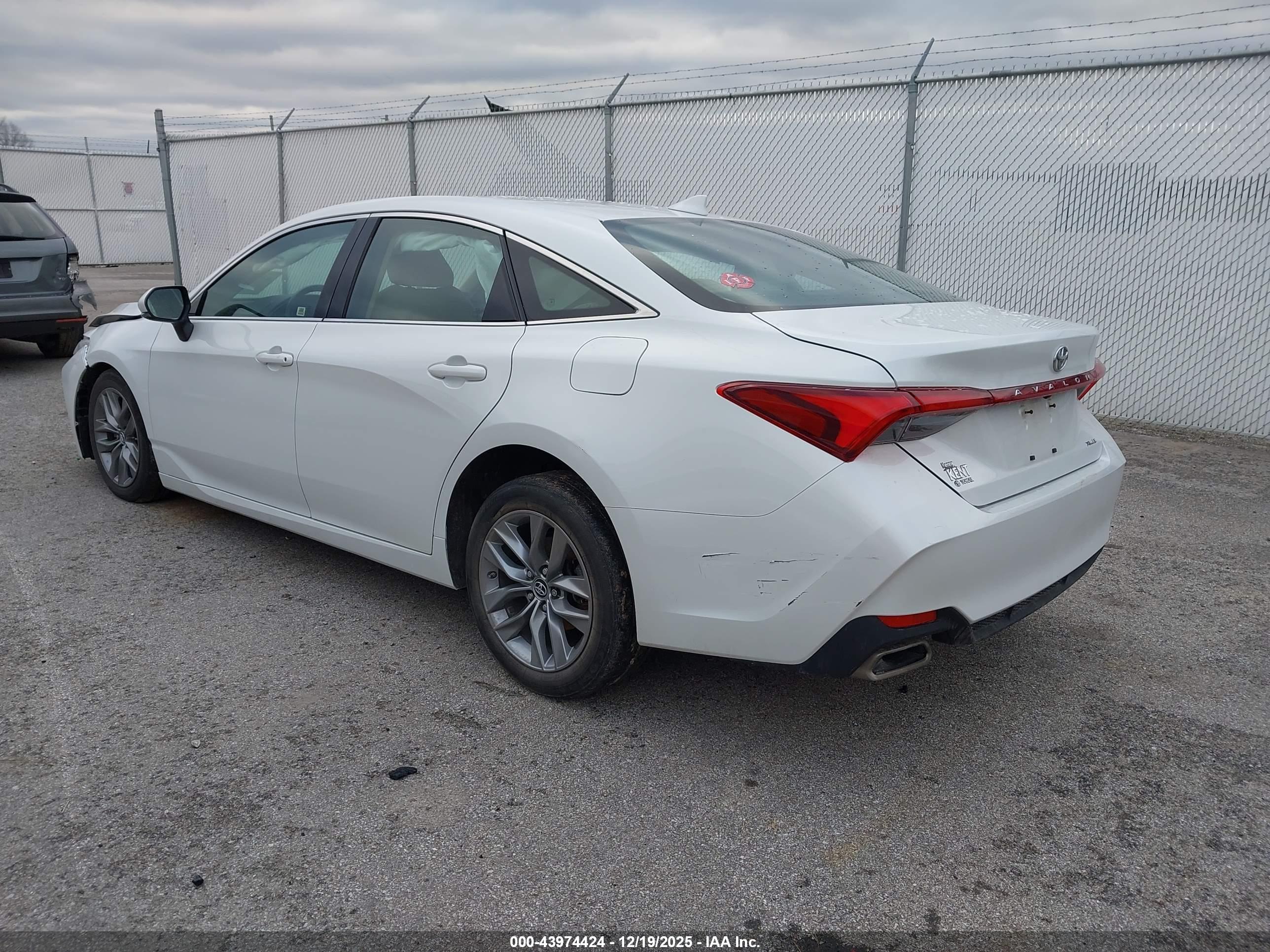 TOYOTA AVALON image 3