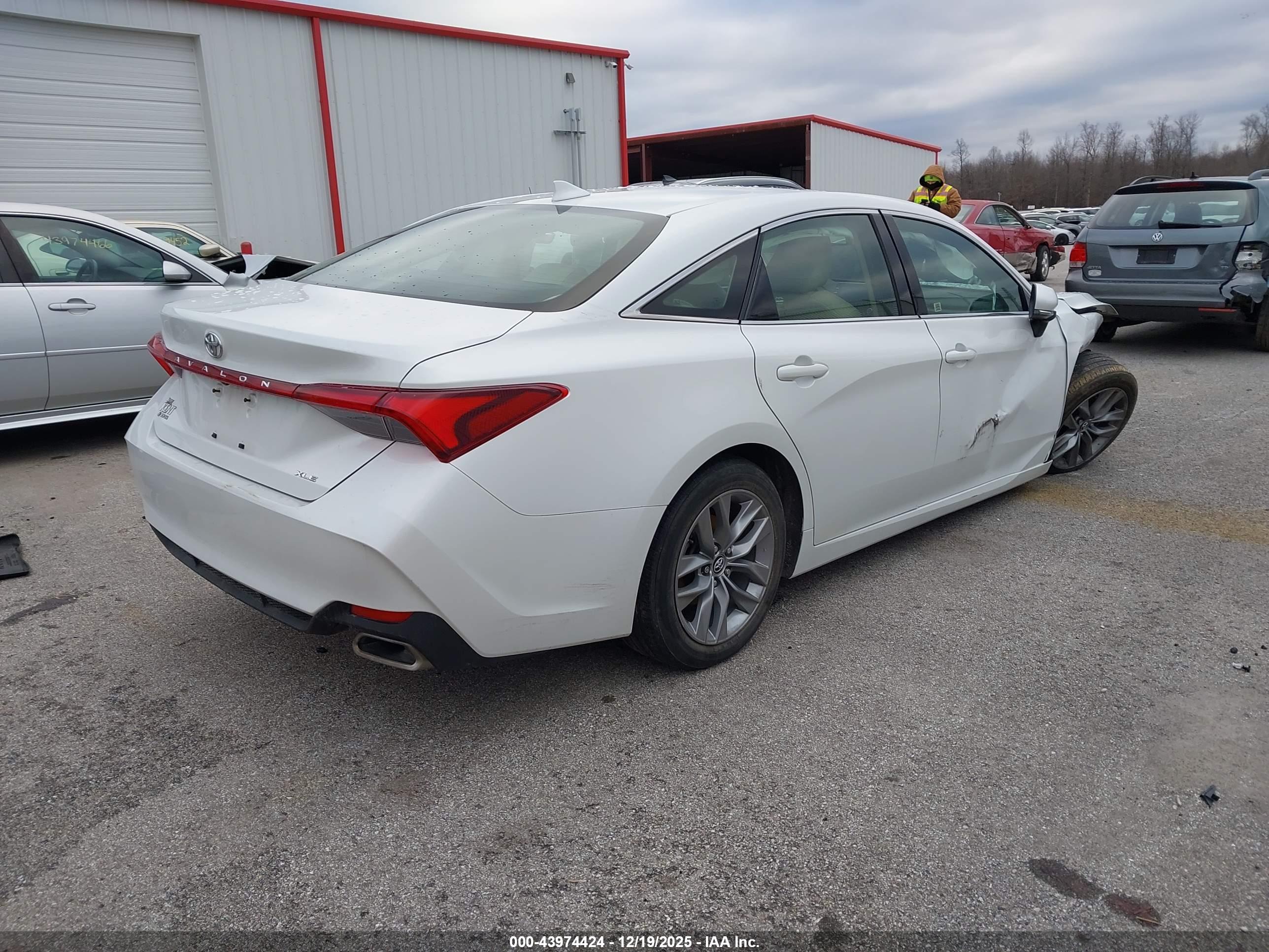 TOYOTA AVALON image 4