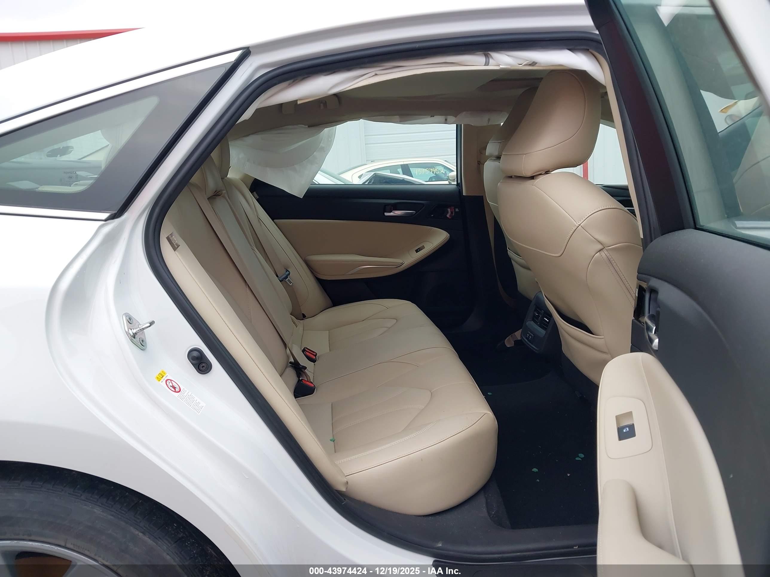 TOYOTA AVALON image 8