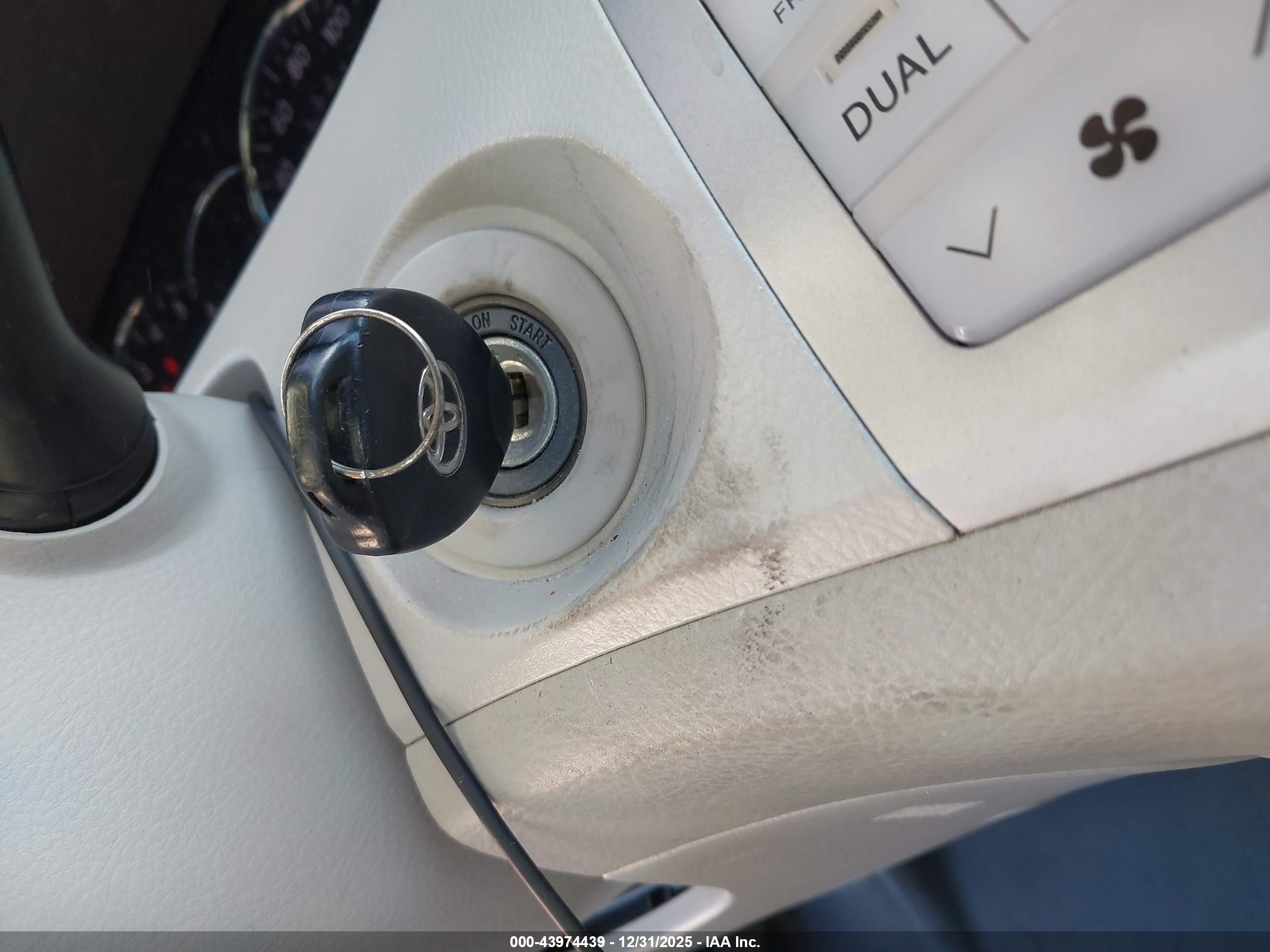 TOYOTA AVALON image 11