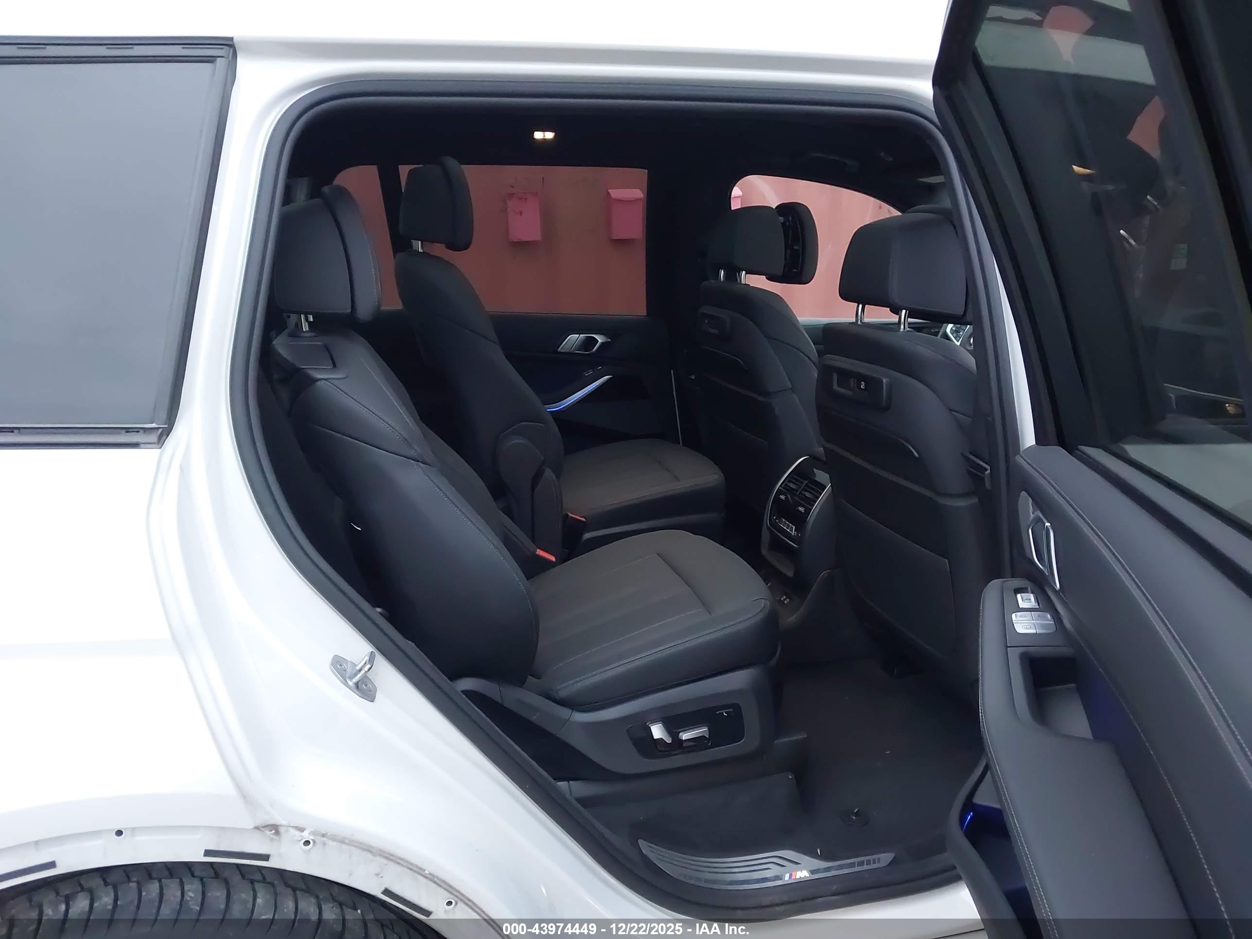 BMW X7 image 8