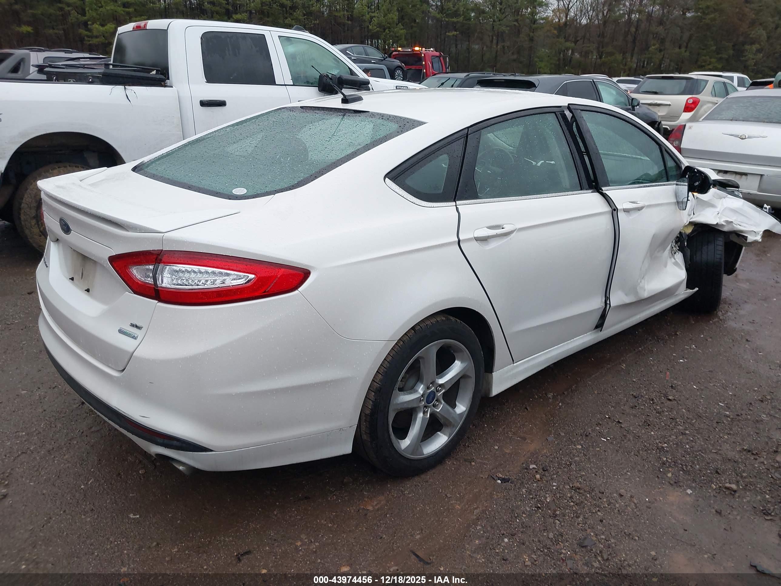 FORD FUSION image 4