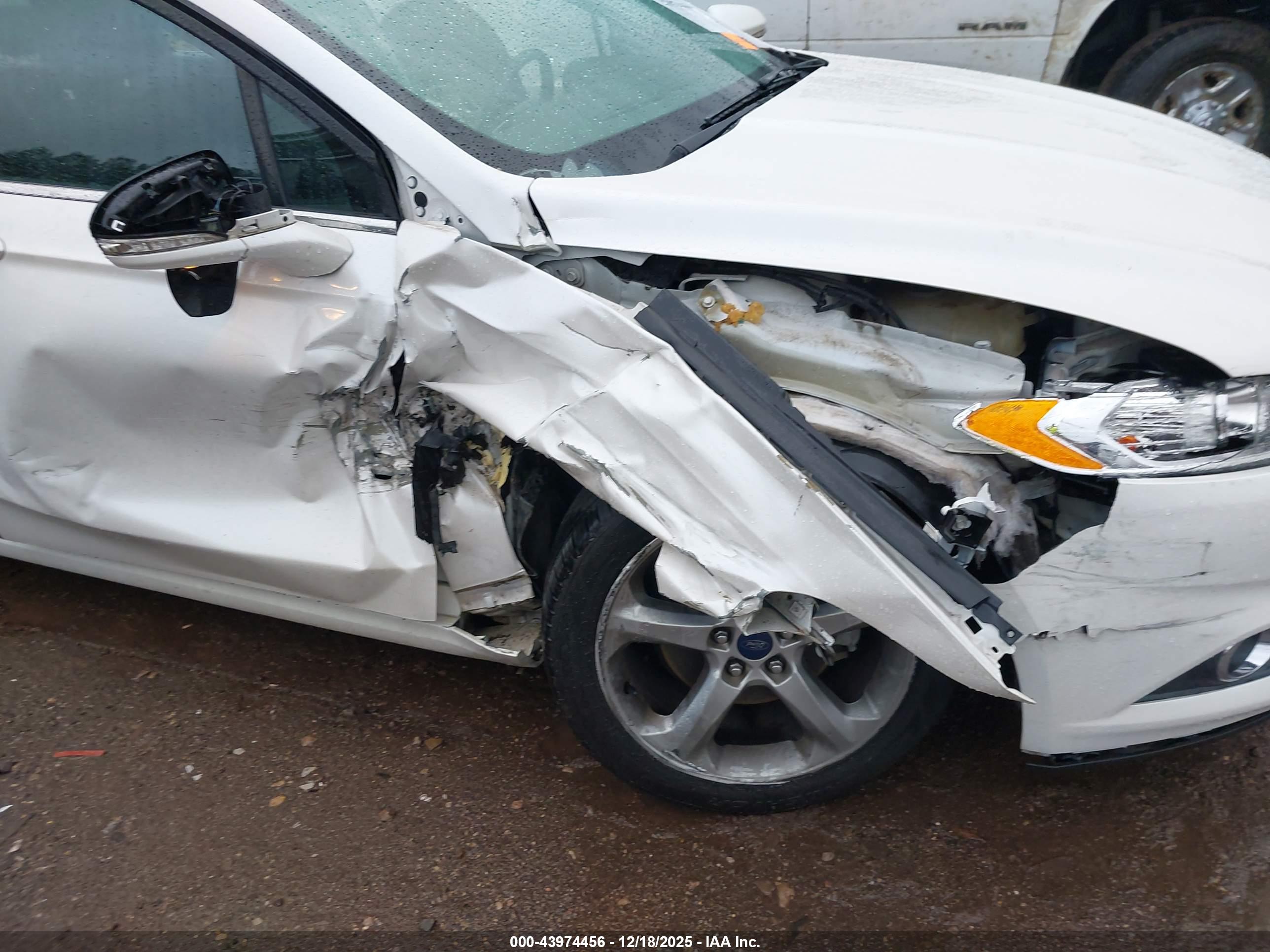 FORD FUSION image 6