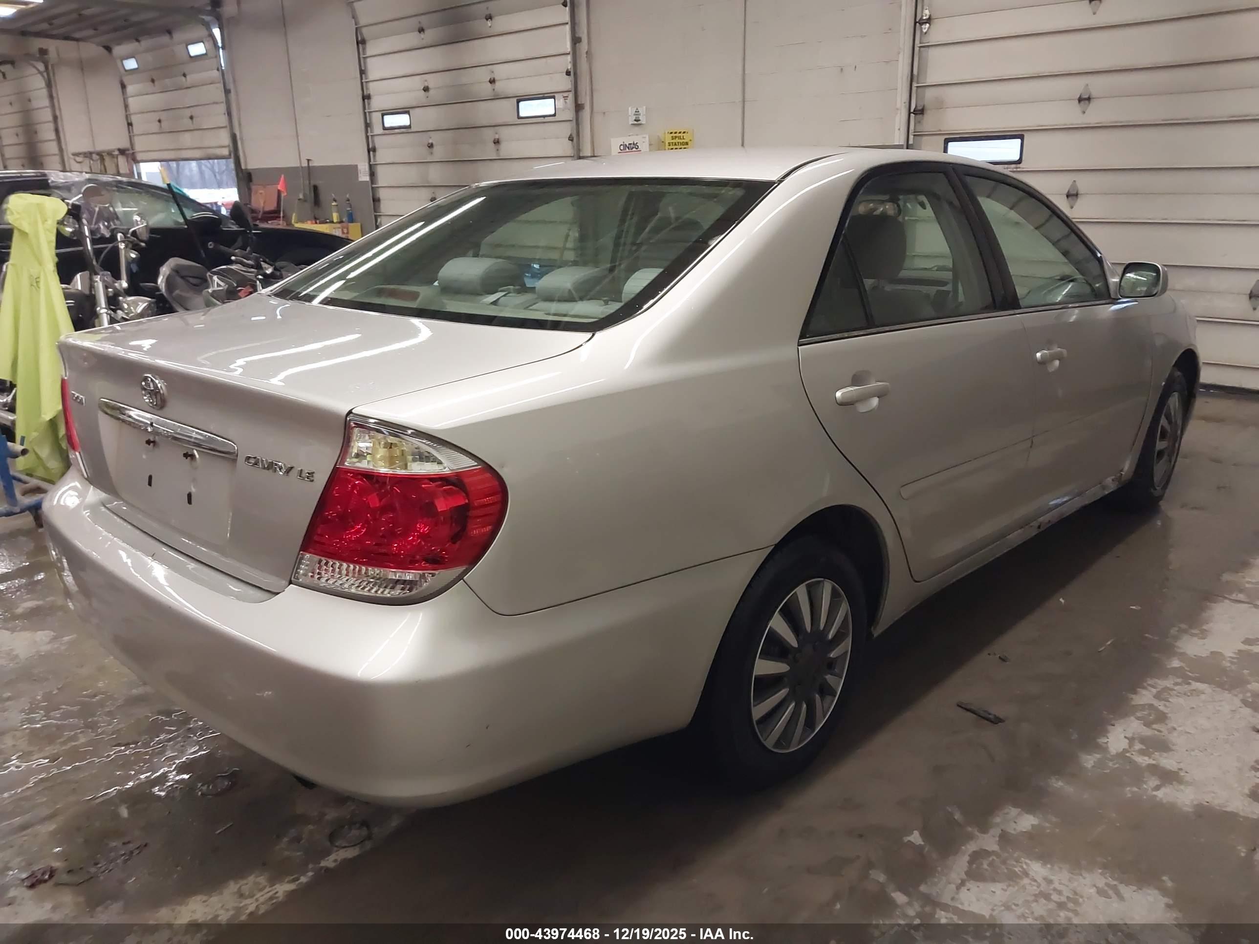 TOYOTA CAMRY image 4