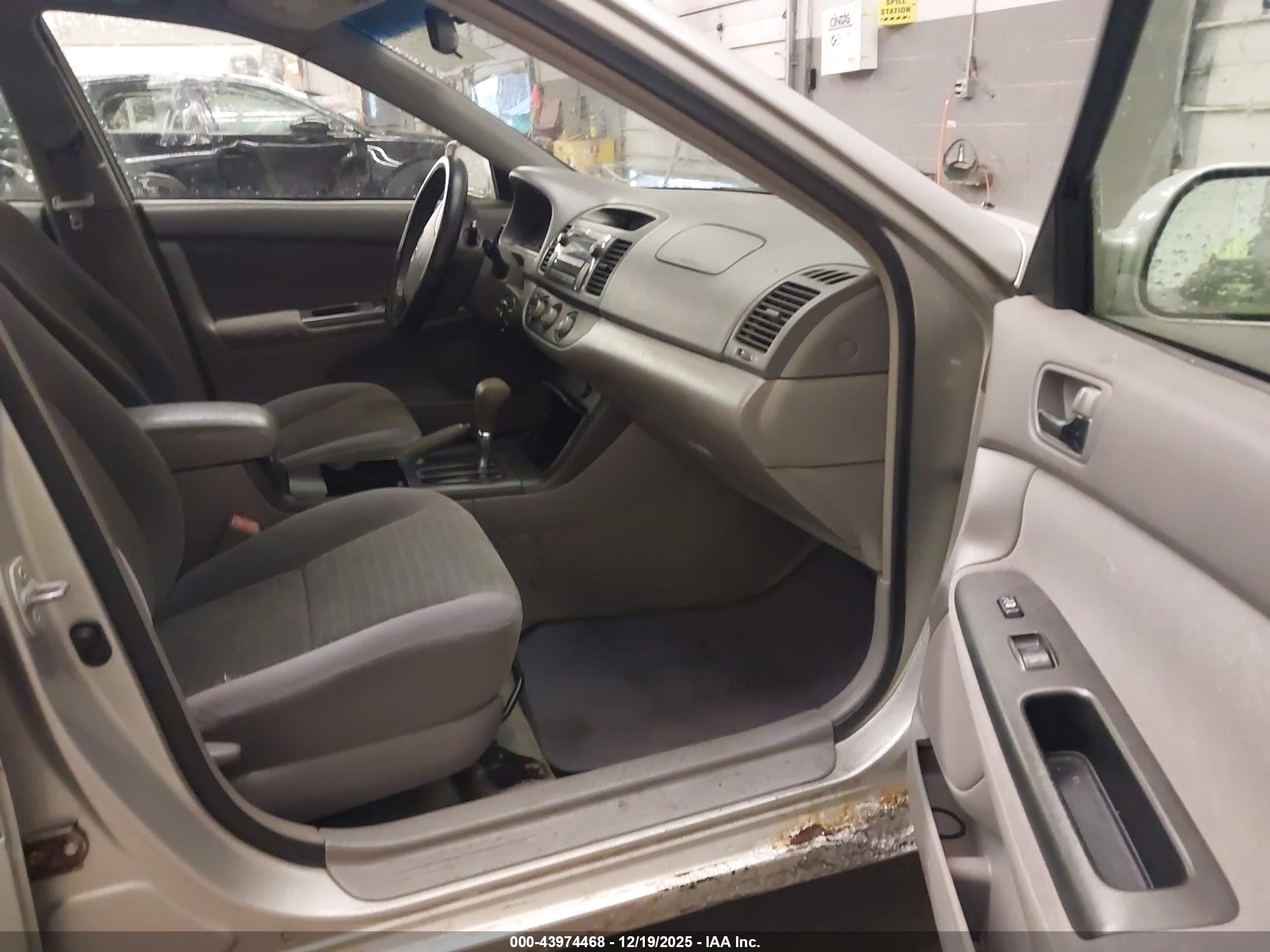 TOYOTA CAMRY image 5