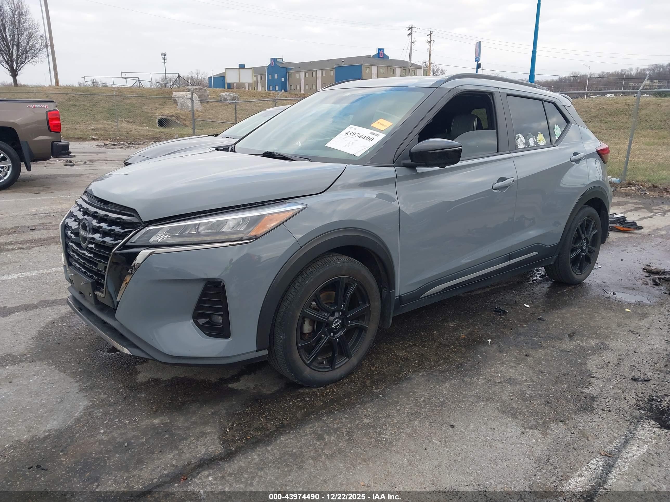 NISSAN KICKS image 2