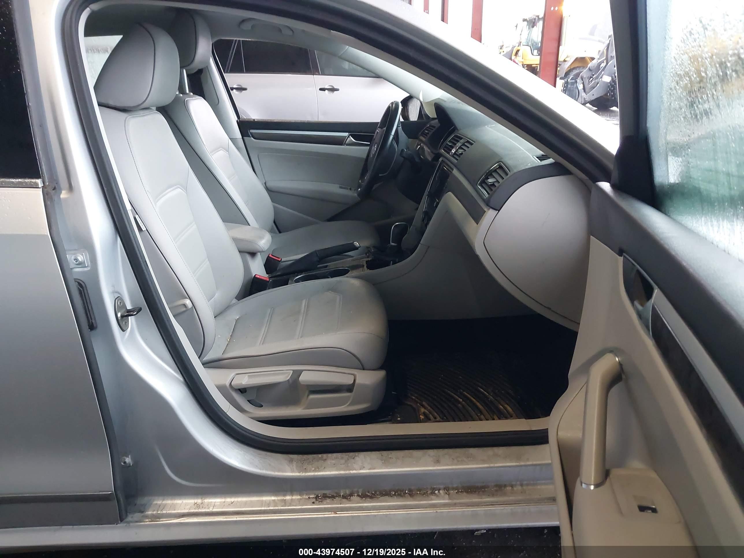 VOLKSWAGEN PASSAT image 5