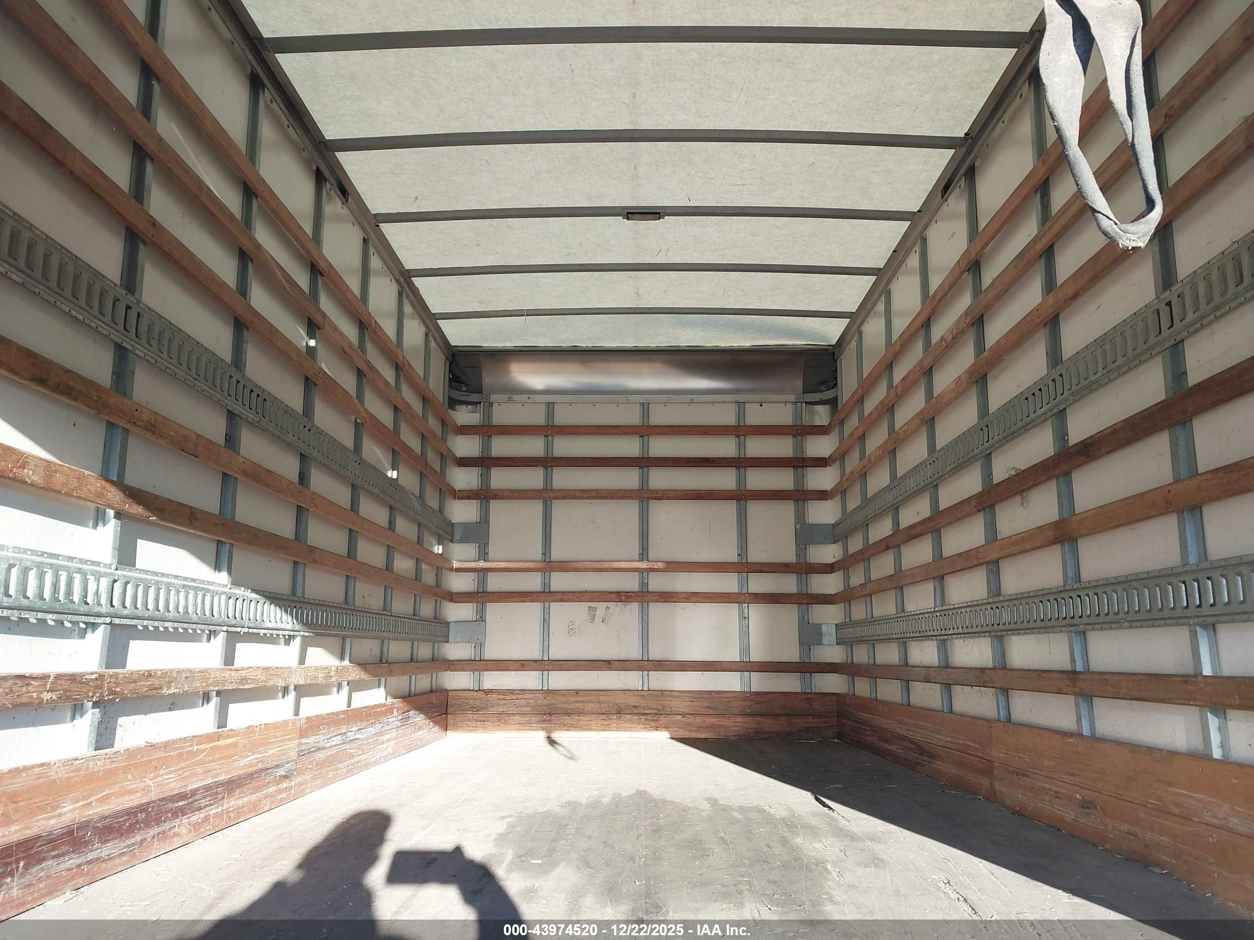 ISUZU NPR image 7