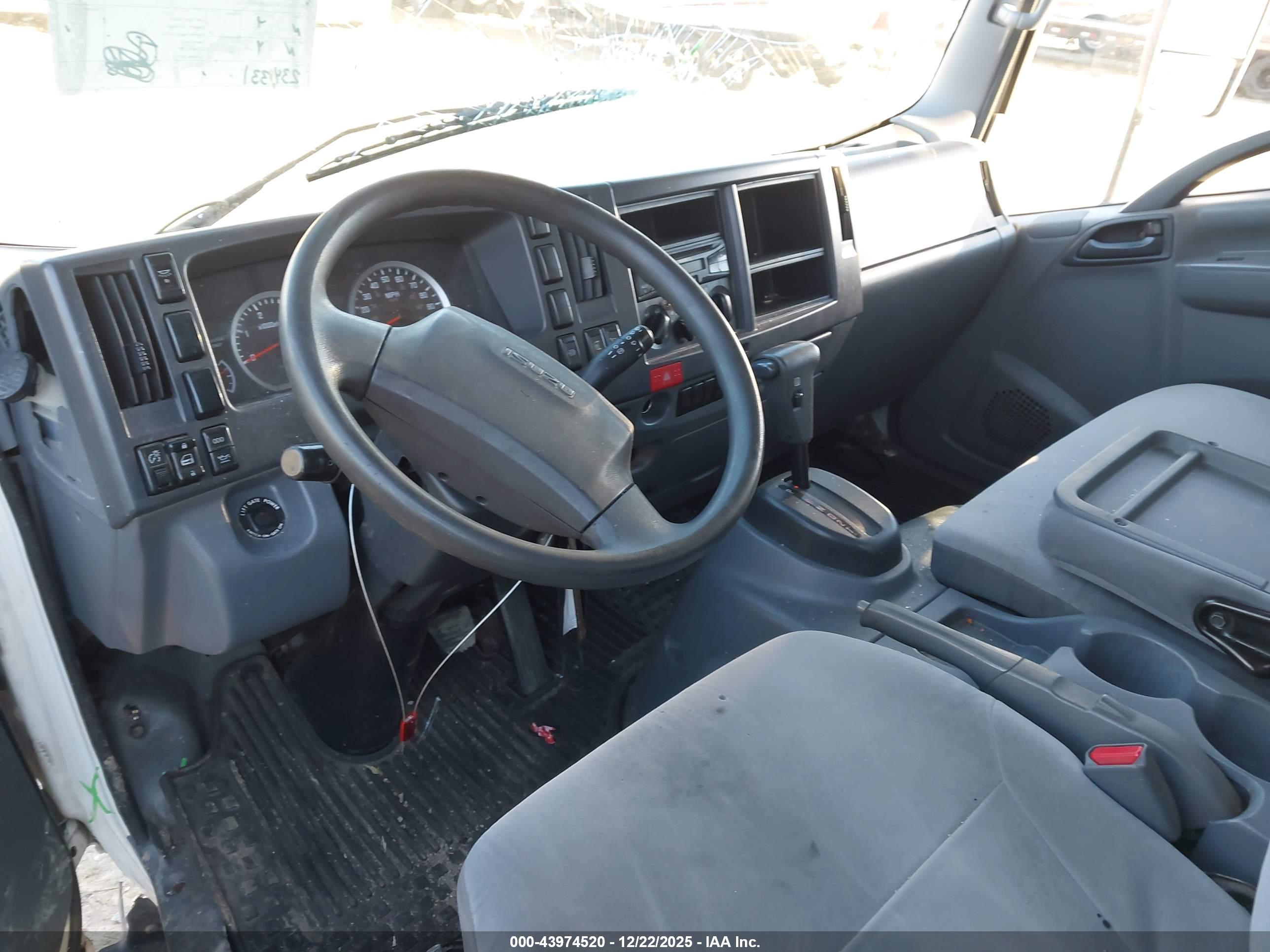 ISUZU NPR image 8