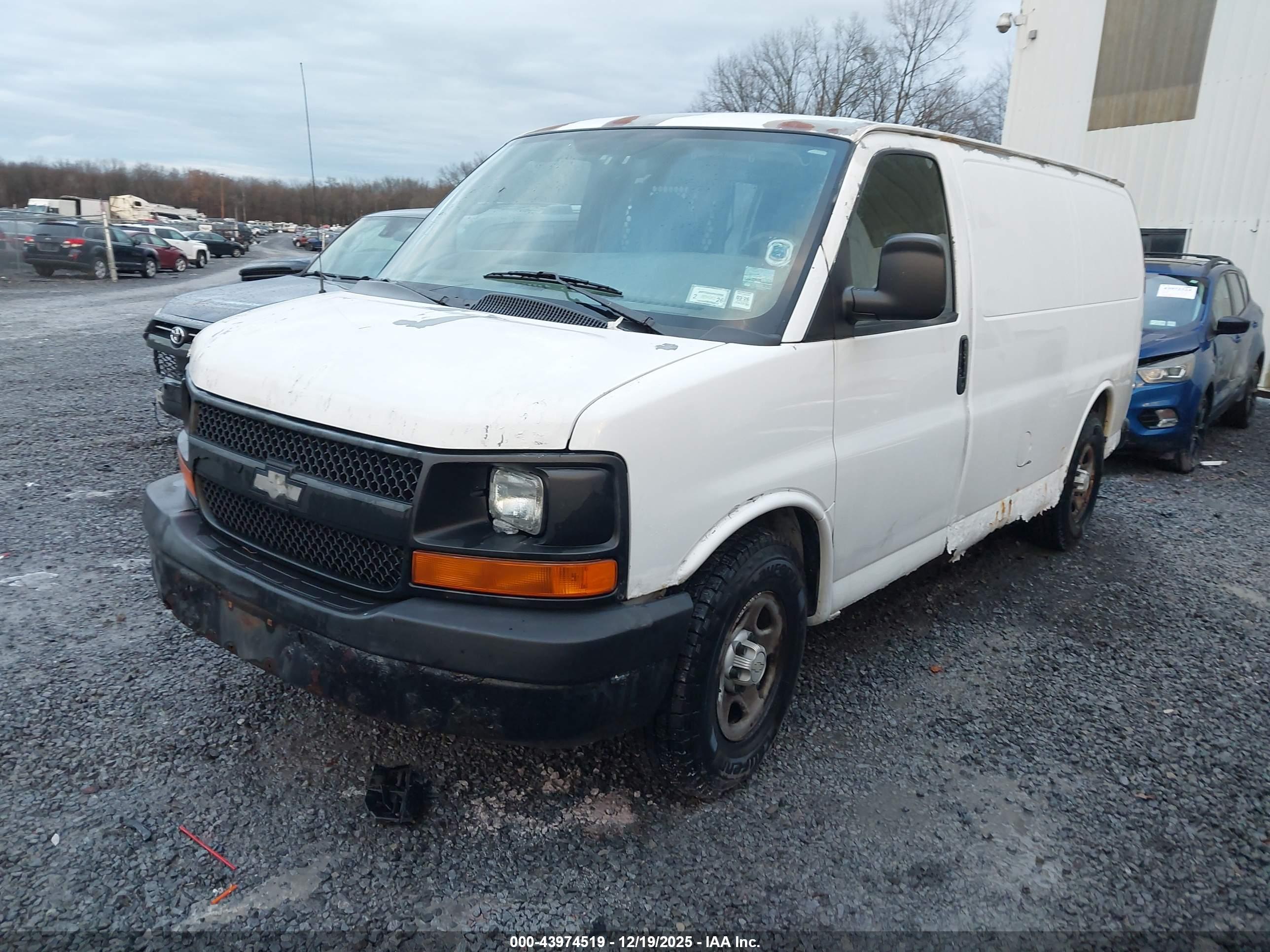 CHEVROLET EXPRESS image 2