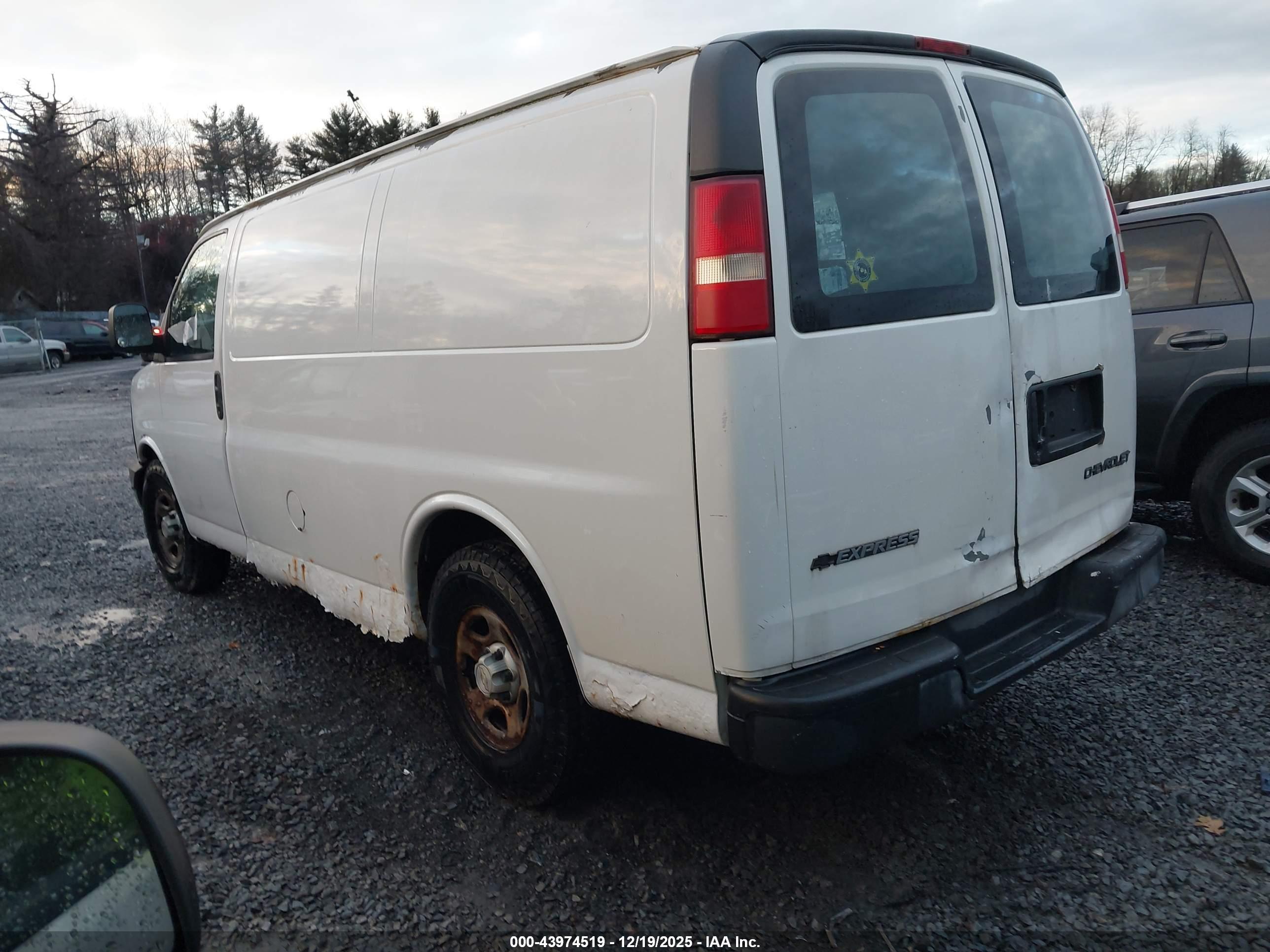 CHEVROLET EXPRESS image 3