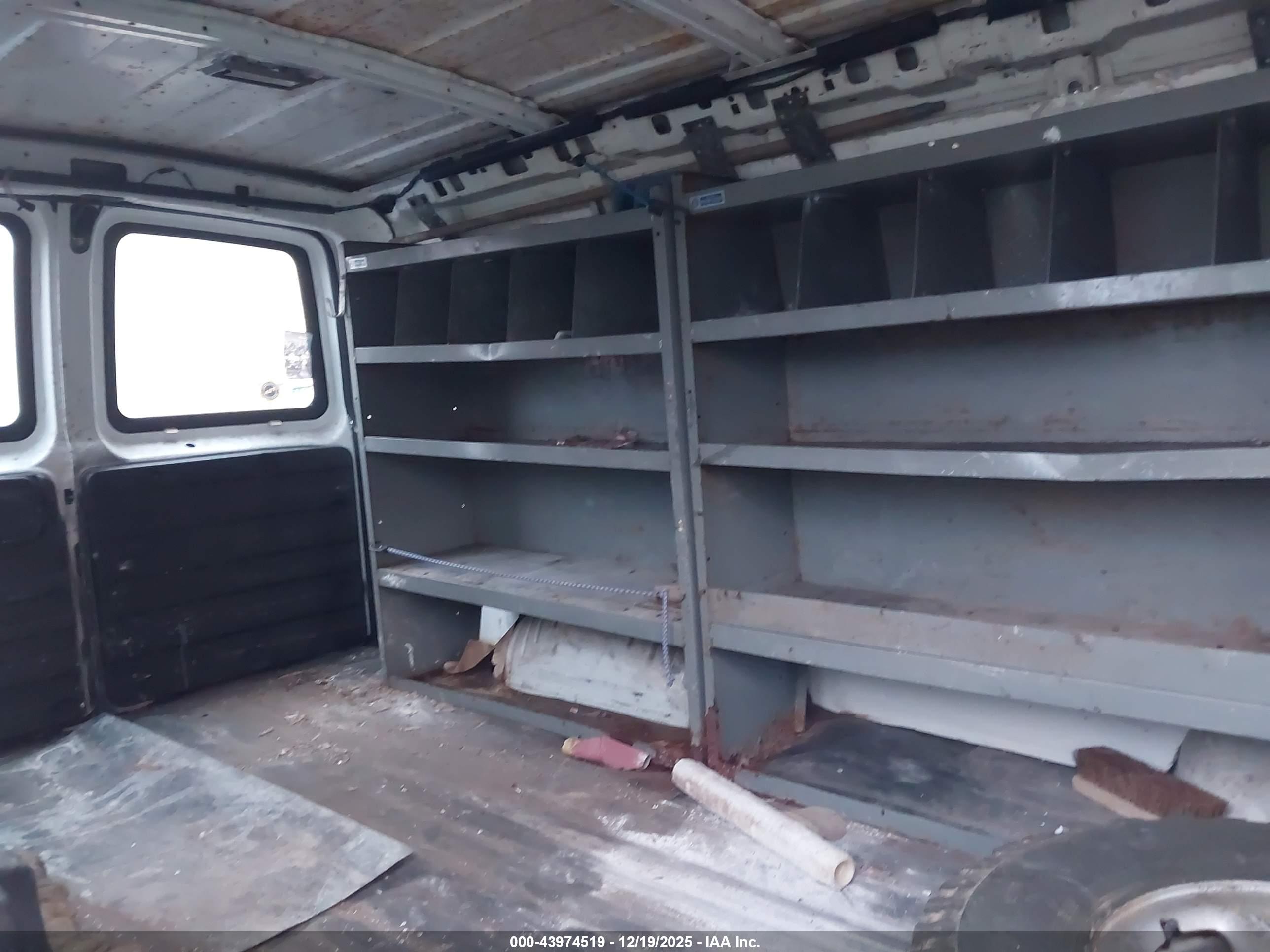 CHEVROLET EXPRESS image 8
