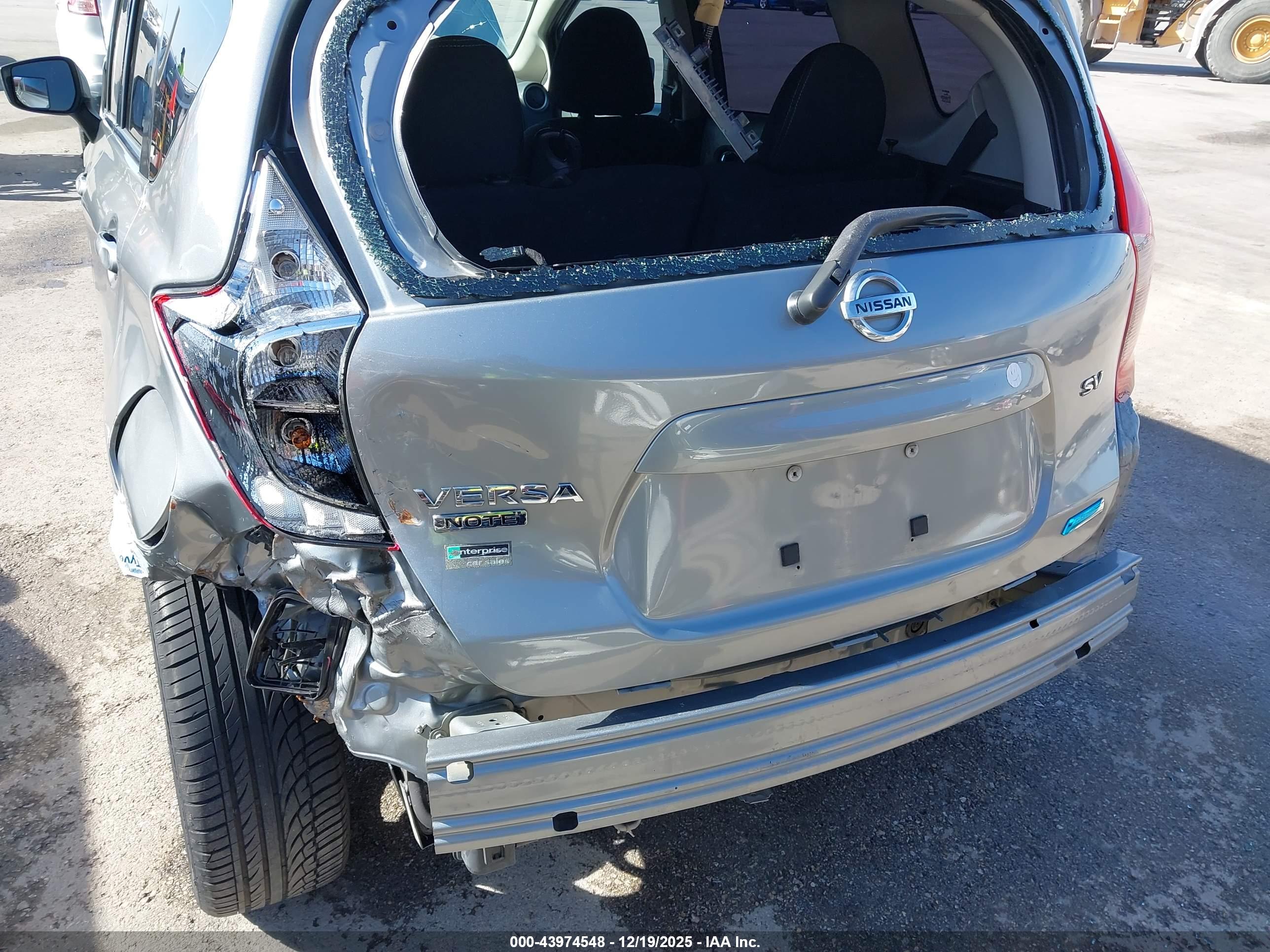 NISSAN VERSA image 6