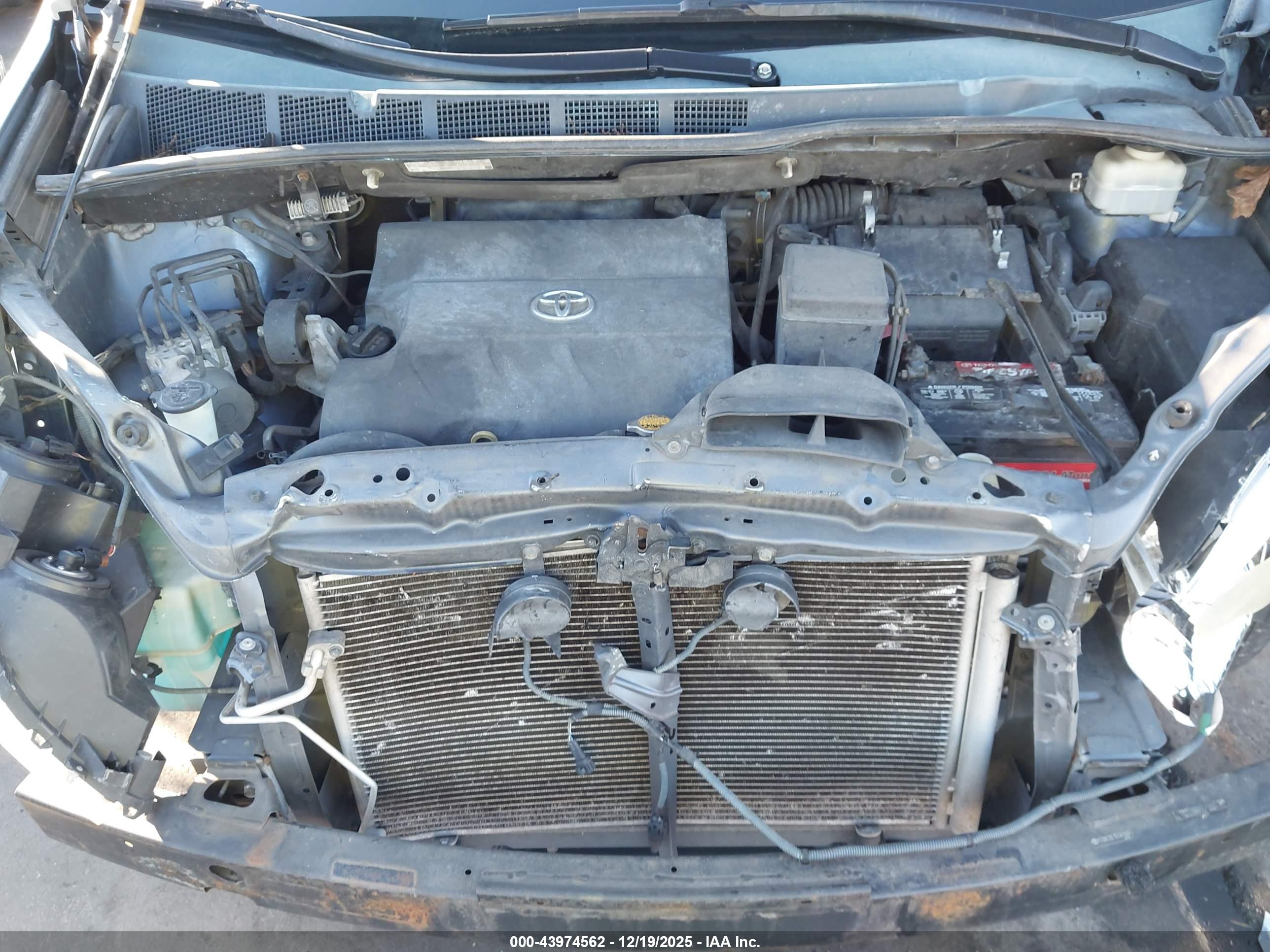 TOYOTA SIENNA image 10