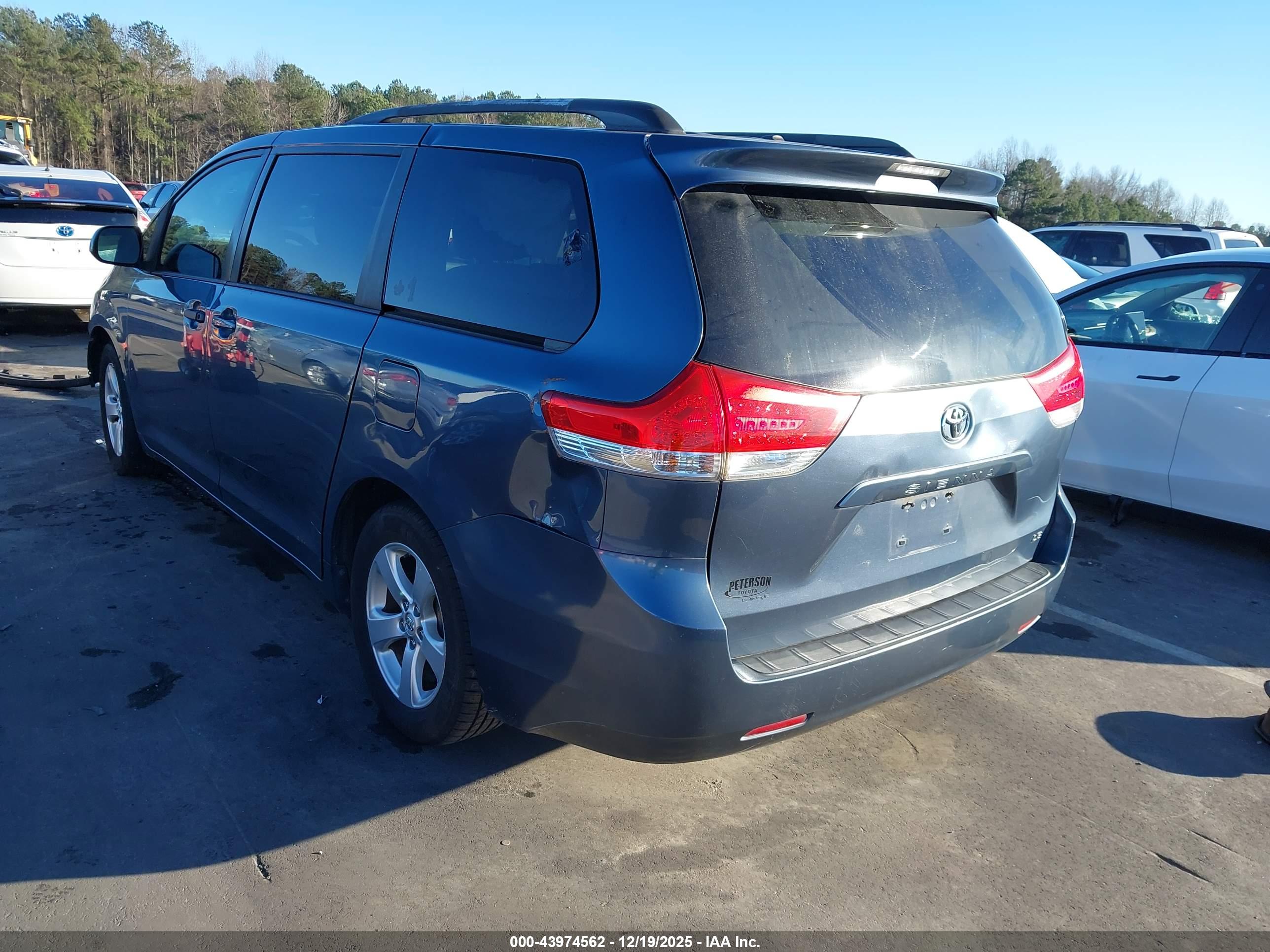 TOYOTA SIENNA image 3