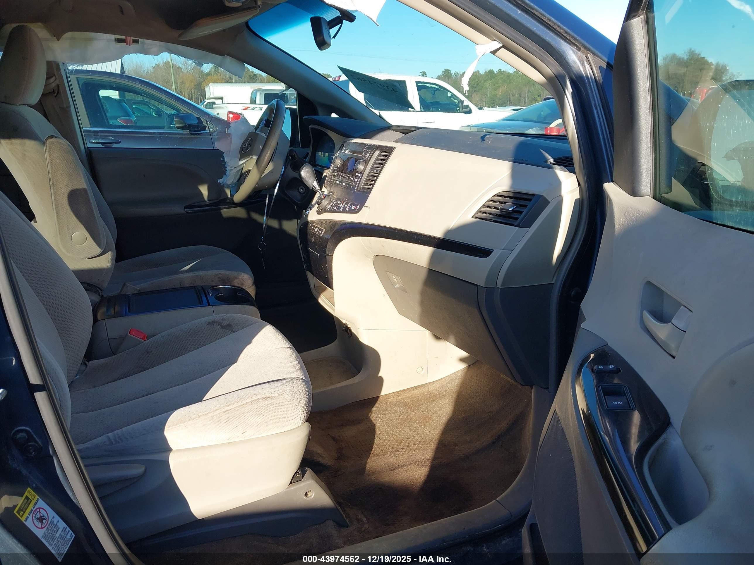 TOYOTA SIENNA image 5