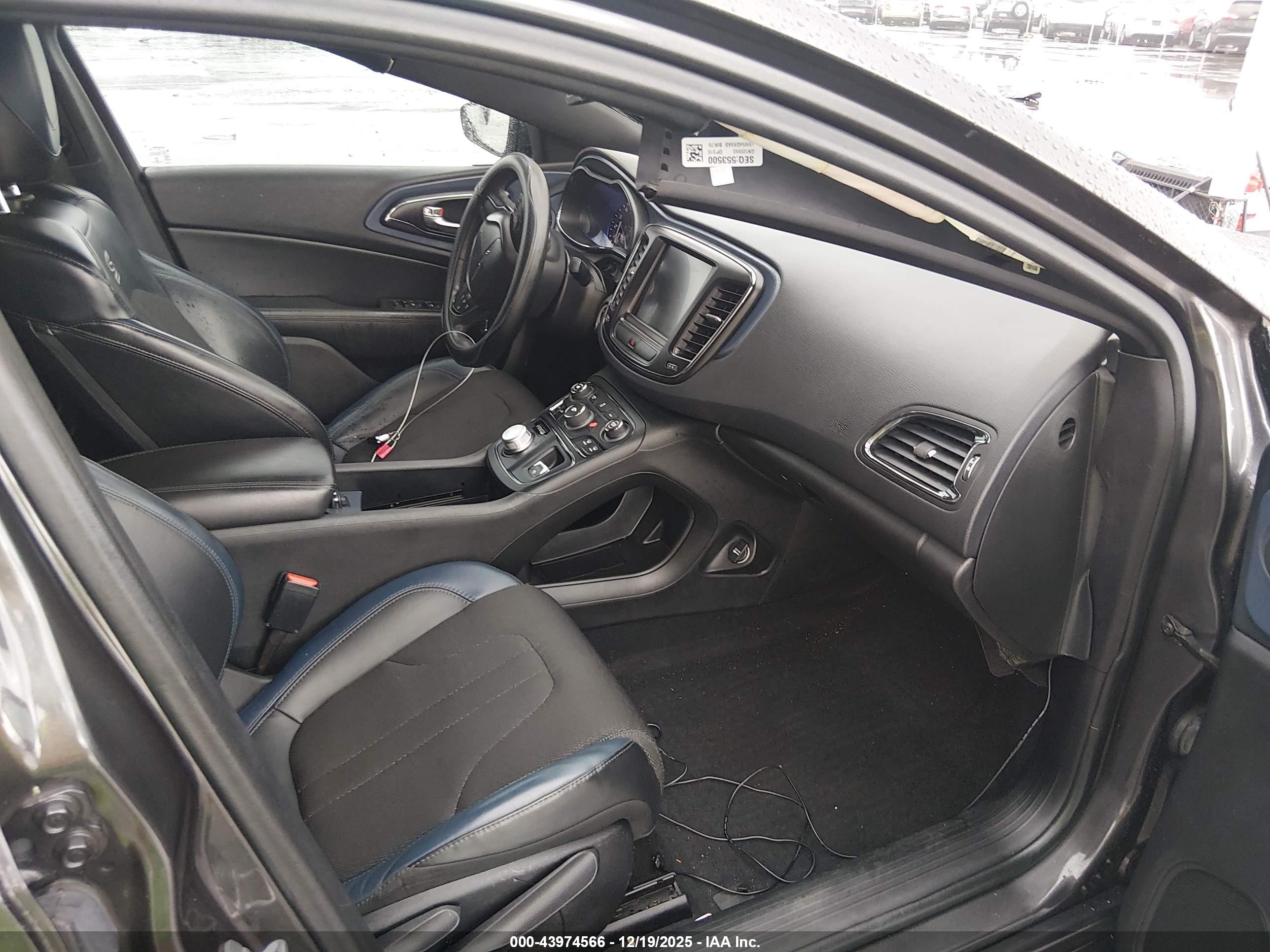 CHRYSLER 200 image 5