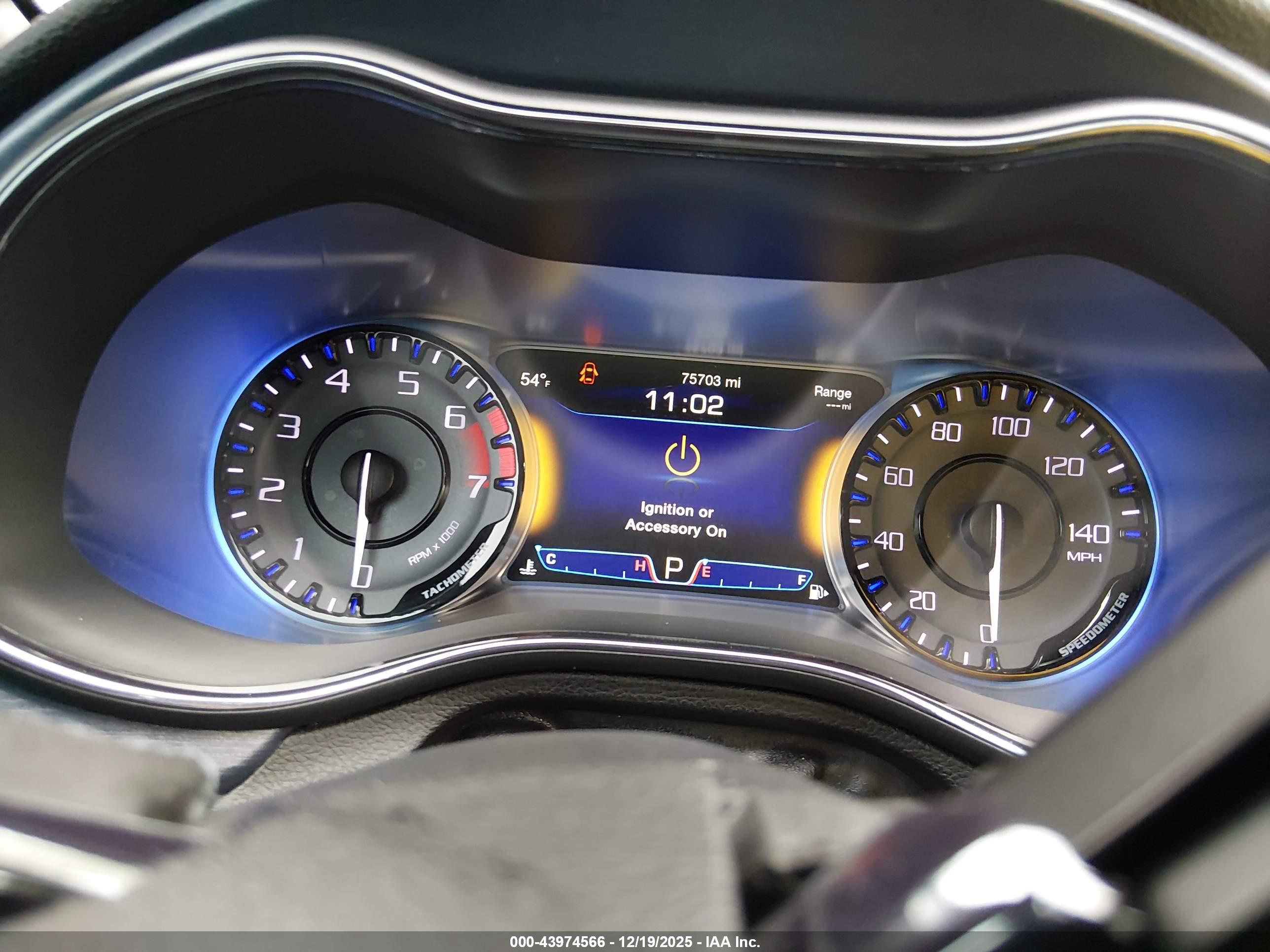 CHRYSLER 200 image 7