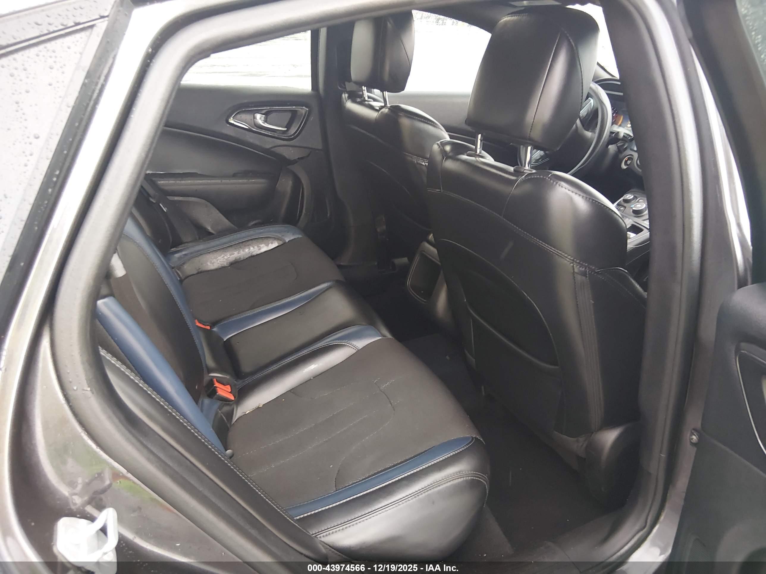 CHRYSLER 200 image 8
