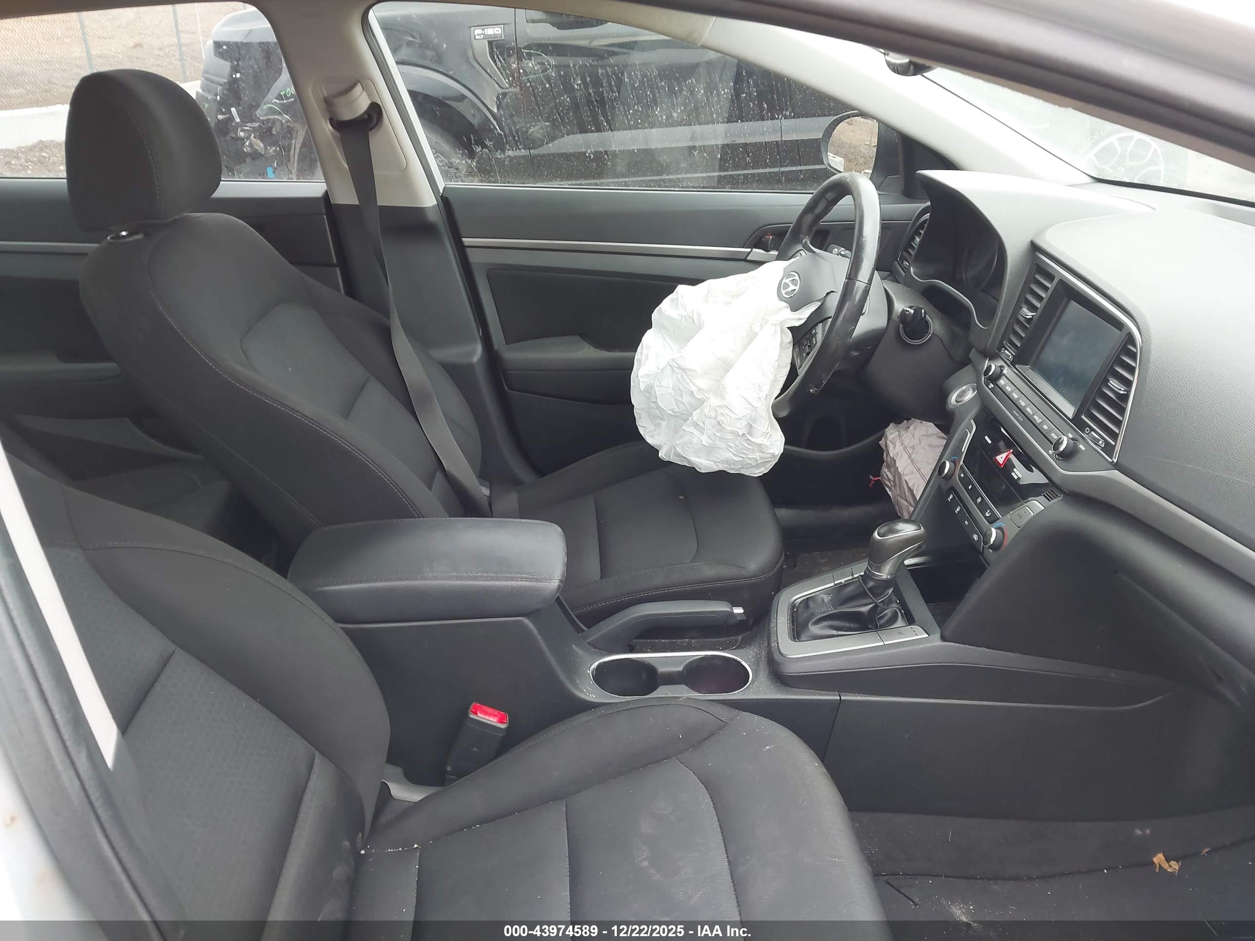 HYUNDAI ELANTRA image 5